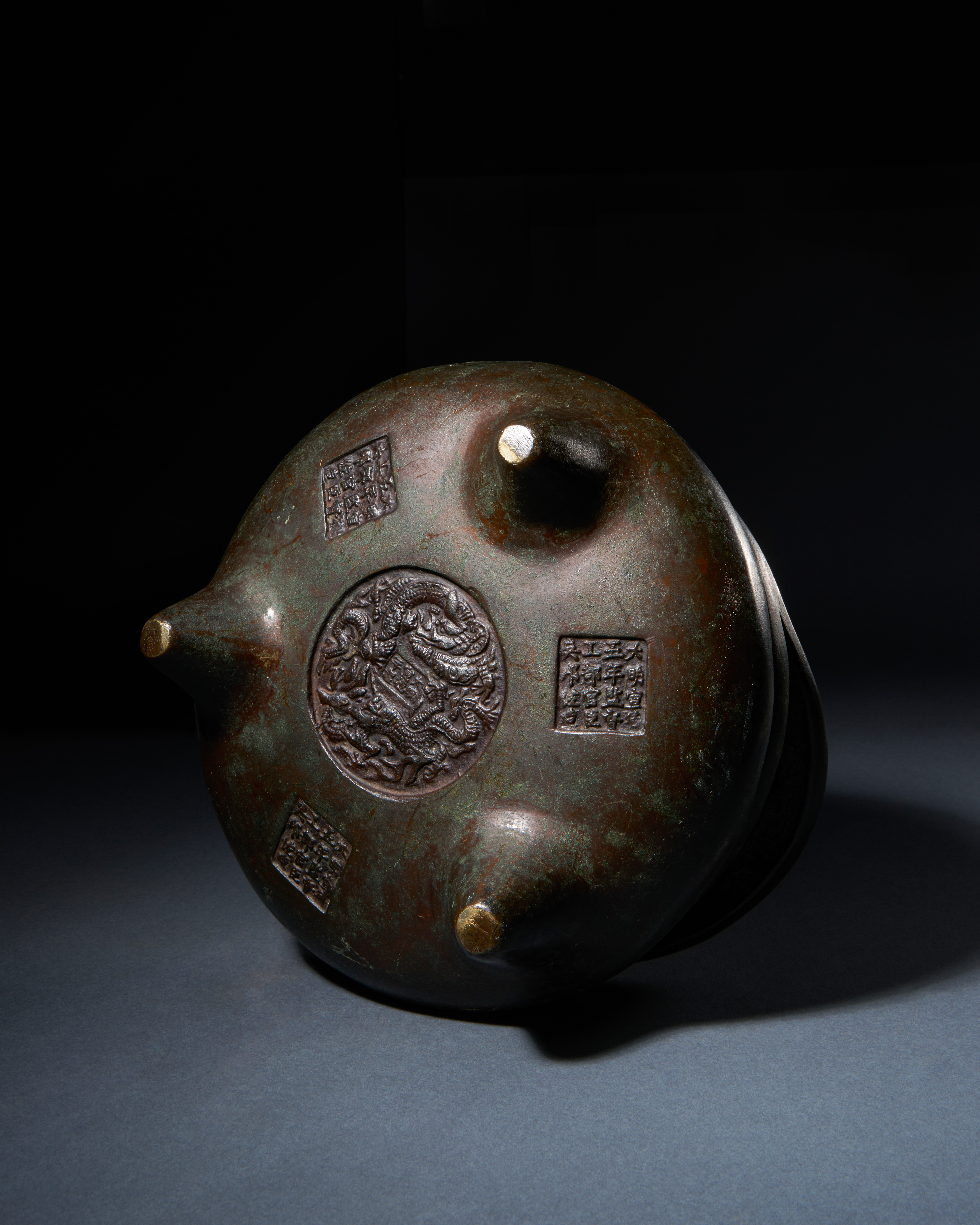 A LARGE CHINESE BRONZE TRIPOD CENSER, QING DYNASTY (1644-1911) - Image 4 of 6