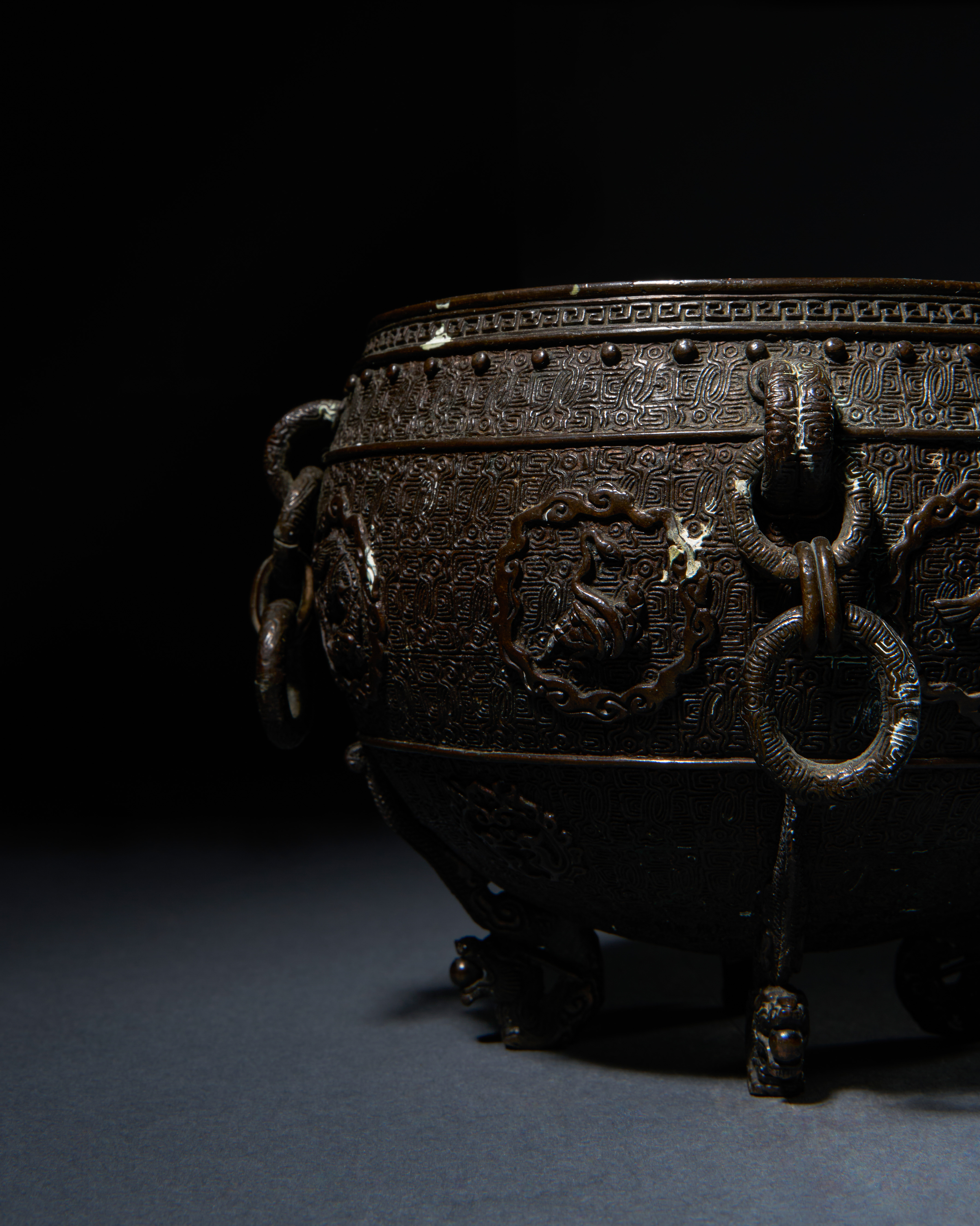 AN ARCHAISTIC BRONZE CENSER, QING DYNASTY (1644-1911) - Image 2 of 6