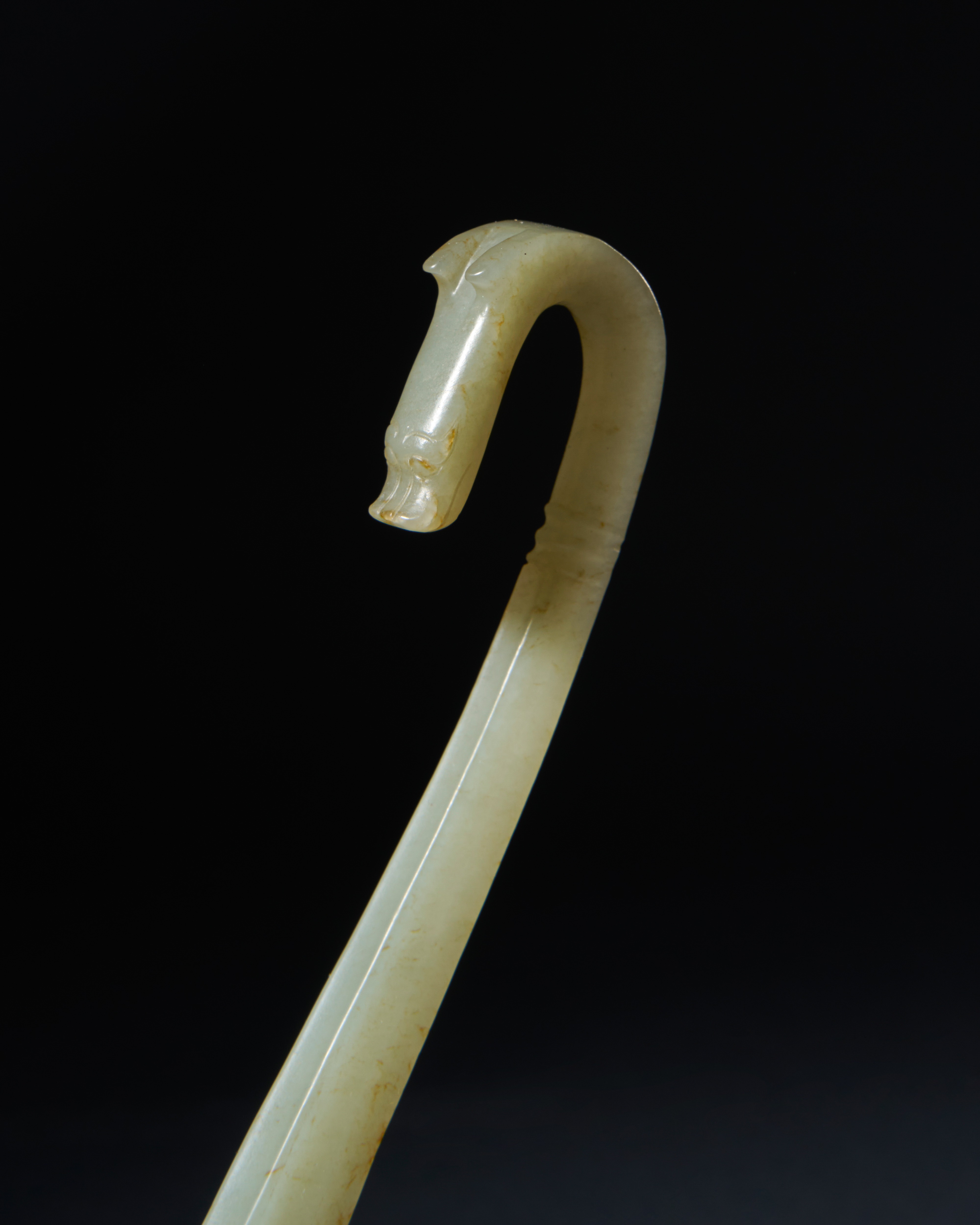 A LARGE JADE BELT HOOK, QING DYNASTY (1644-1911) - Image 2 of 2