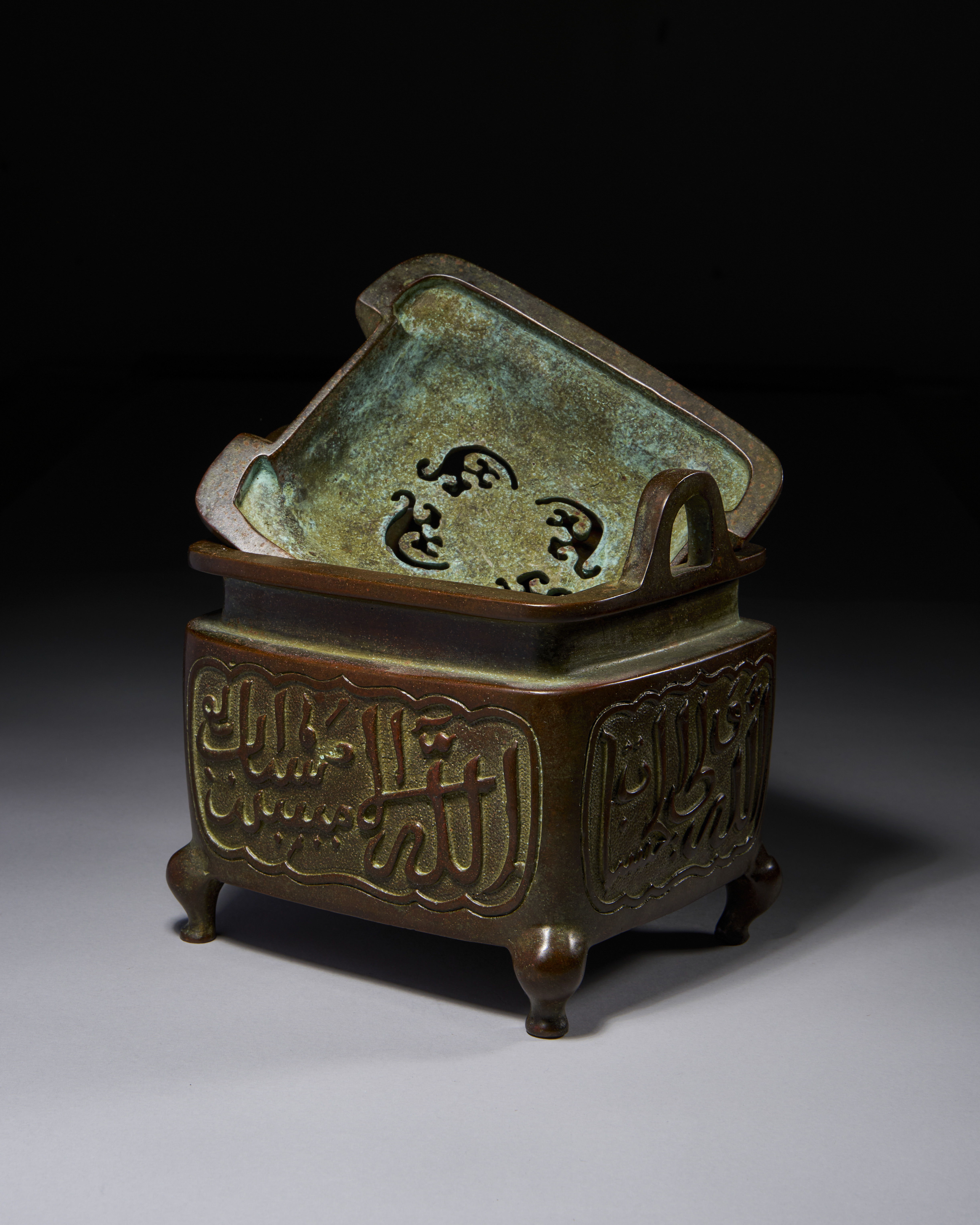 A LARGE & HEAVY CHINESE BRONZE INCENSER BURNER WITH ISLAMIC INSCRIPTION, QING DYNASTY (1644-1911) - Image 4 of 5