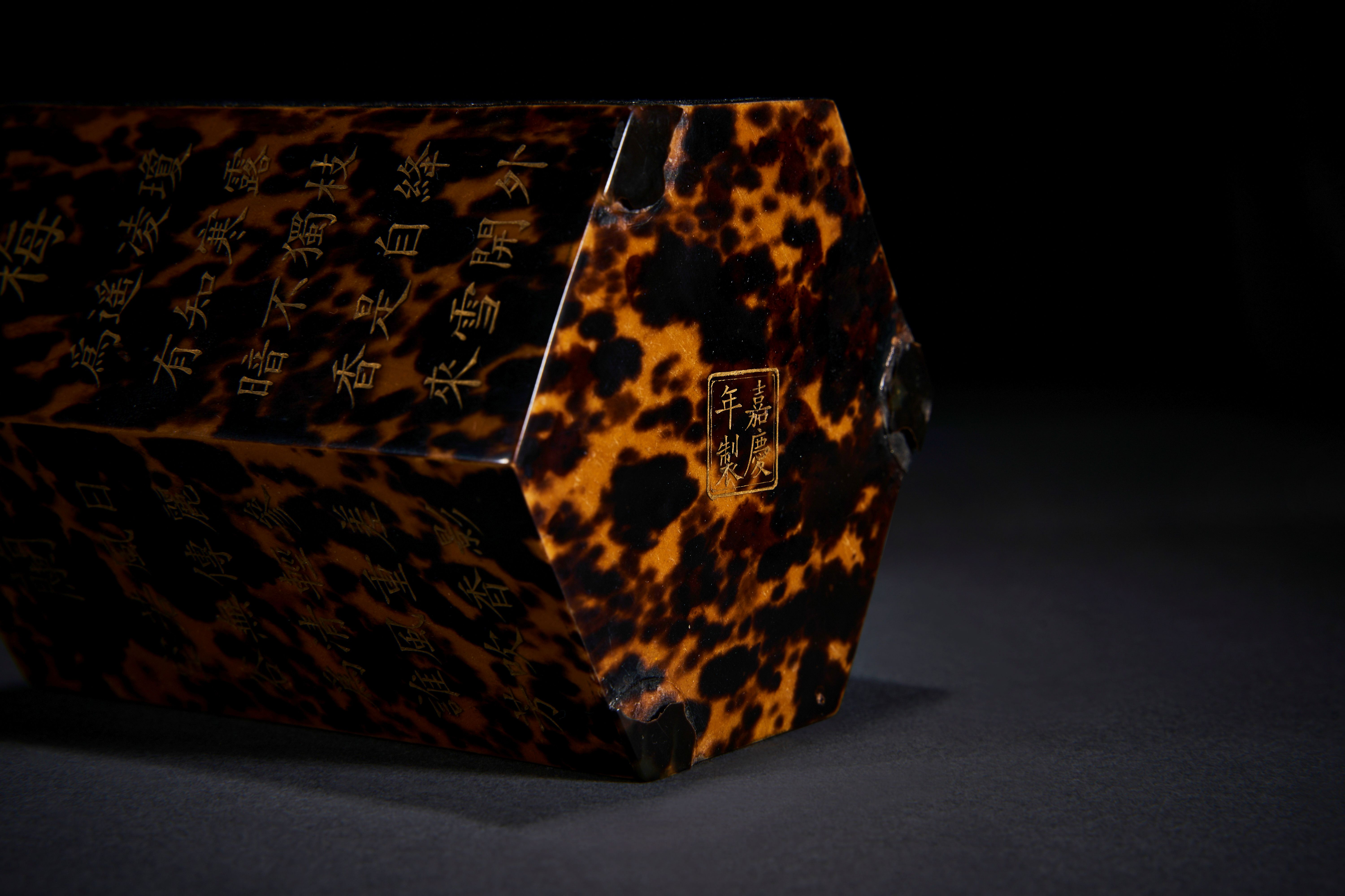 A CHINESE TORTOISE SHELL INLAID INSCRIBED BITONG, (BRUSHPOT) HONGXIAN MARK AND OF THE PERIOD - Image 4 of 4