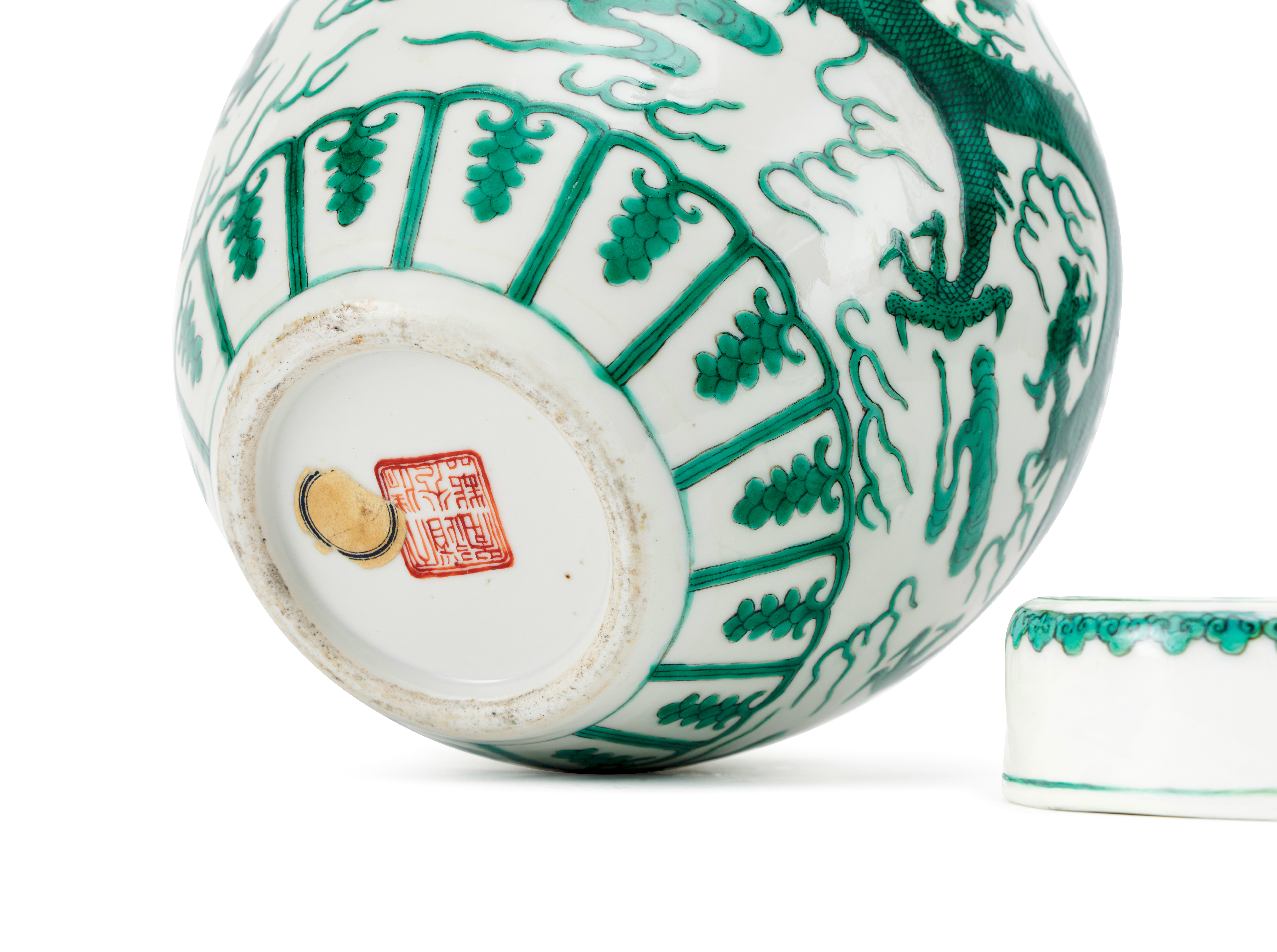 A FINE GREEN-ENAMELED 'DRAGON' JAR AND COVER - Image 5 of 5