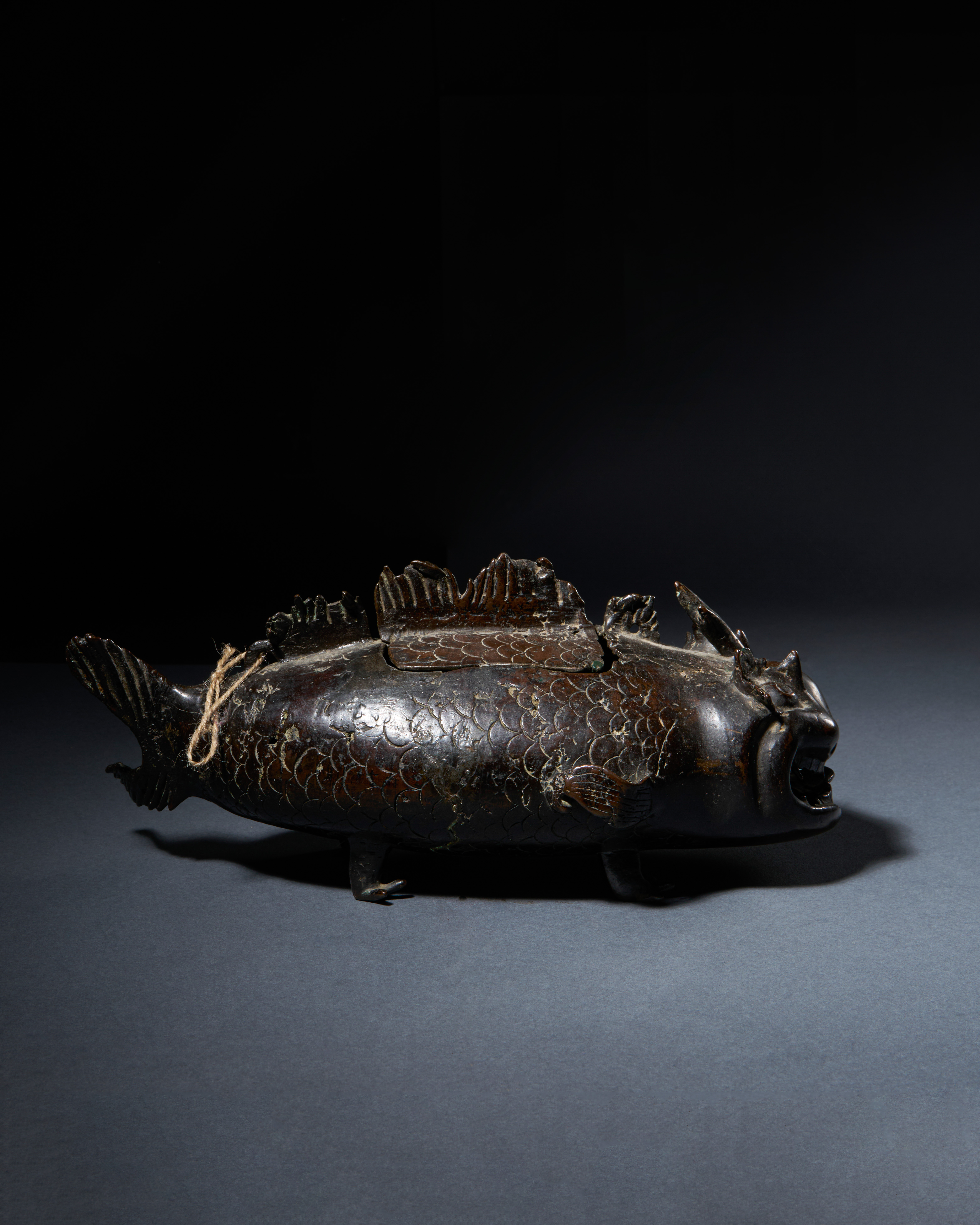 A BRONZE CENSER IN THE FORM OF A FISH, QING DYNASTY (1644-1911) - Image 3 of 6