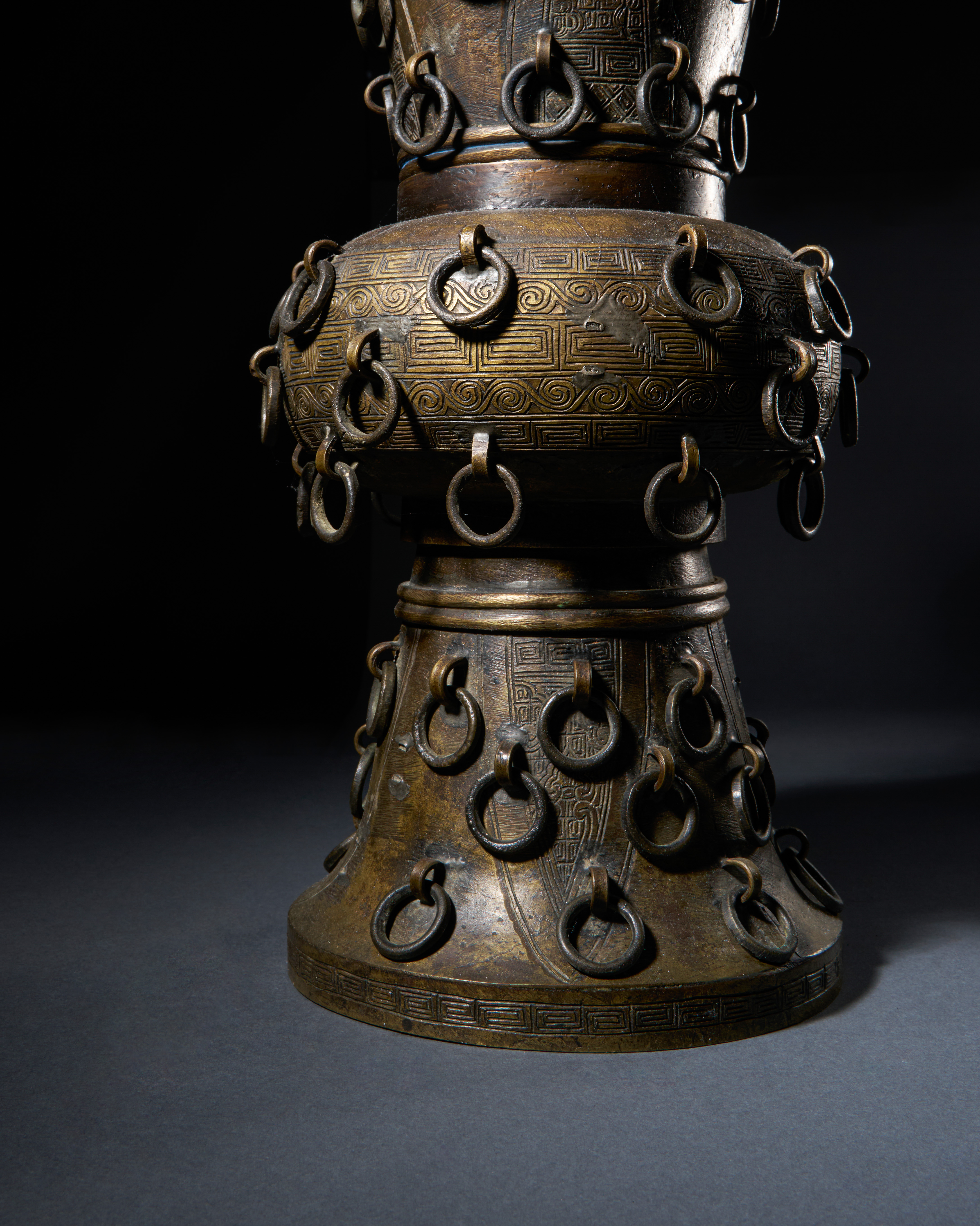 A LARGE CHINESE BRONZE GU BEAKER VASE, QING DYNASTY (1644-1911) - Image 2 of 3