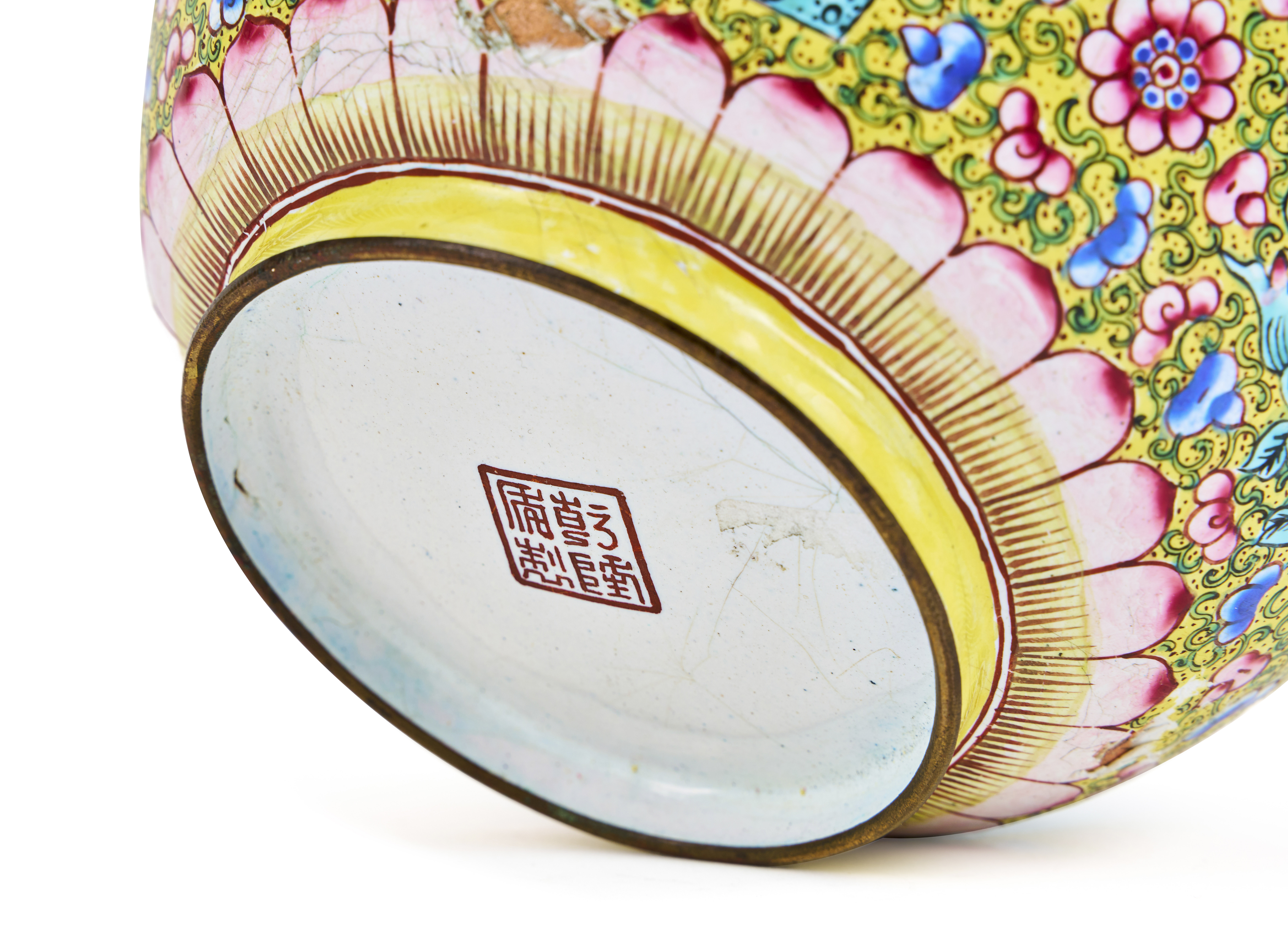 A CHINESE CANTON ENAMEL BOWL AND A LIDDED BOX, QING DYNASTY (1644-1911) - Image 7 of 12