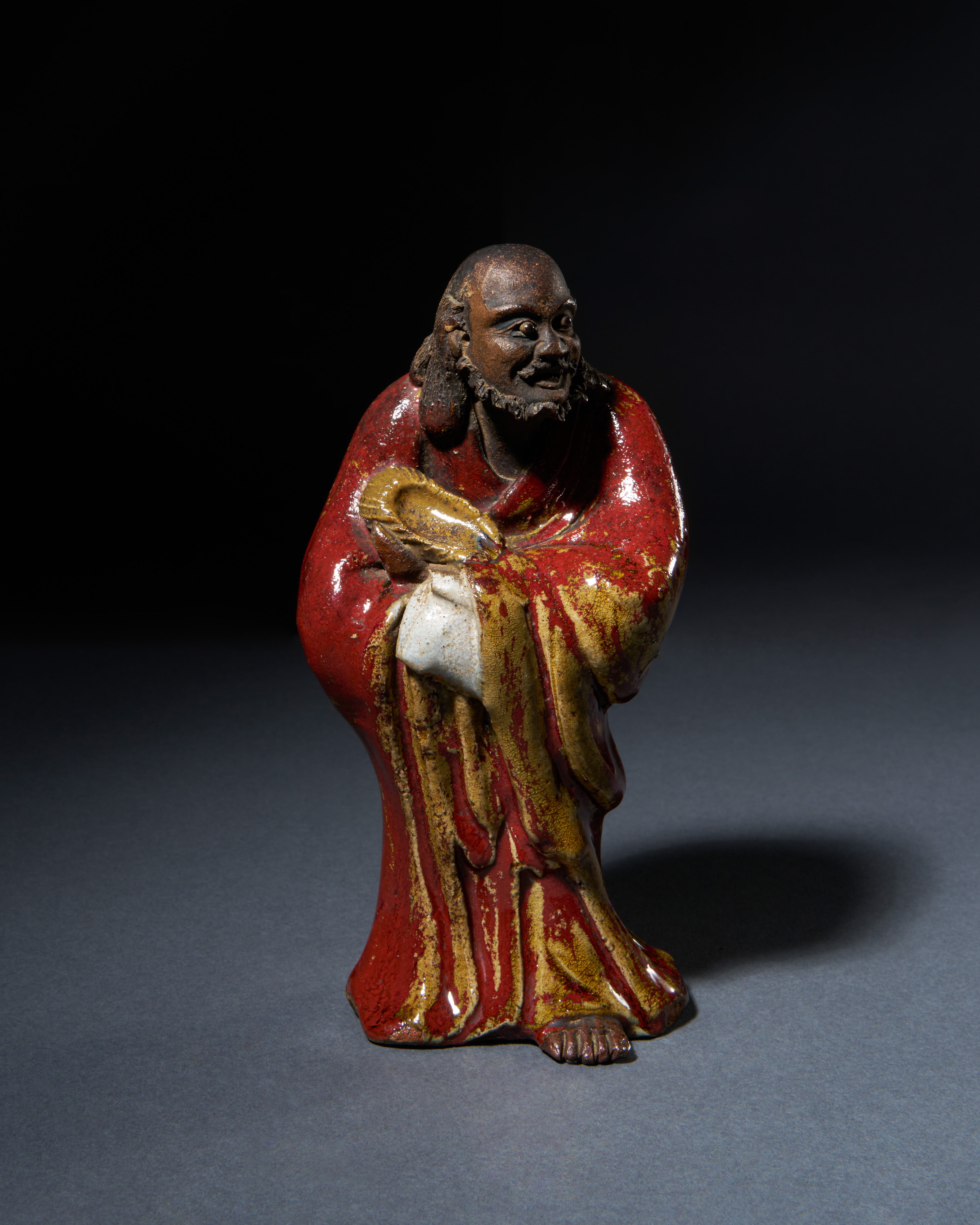 A CHINESE SHIWAN FIGURE OF A BUDDHA, QING DYNASTY (1644-1911)