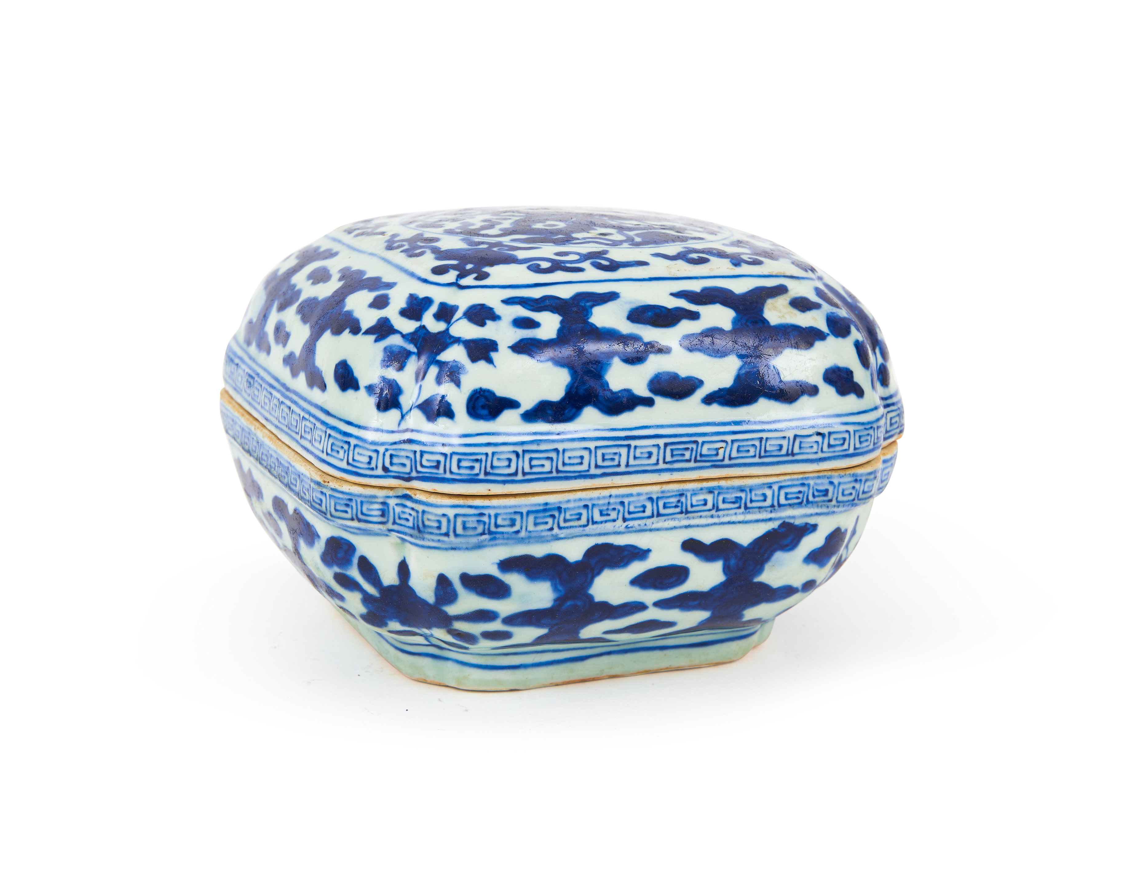 A LARGE CHINESE BLUE AND WHITE 'DRAGON' BOX AND COVER, QING DYNASTY (1644-1911) - Image 2 of 3