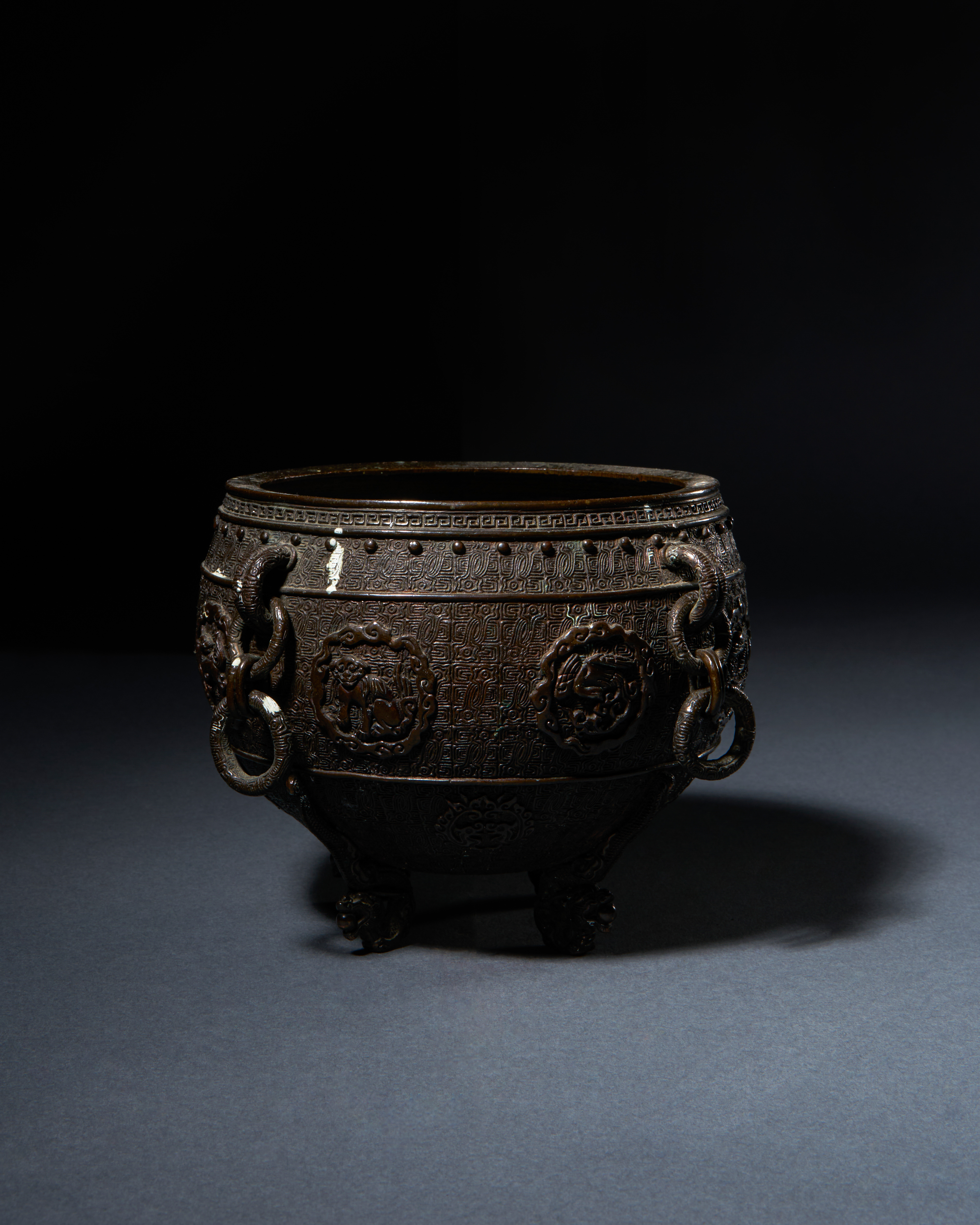 AN ARCHAISTIC BRONZE CENSER, QING DYNASTY (1644-1911) - Image 3 of 6