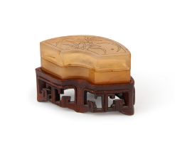 A CARVED CHINESE AGATE LIDDED BOX, QING DYNASTY (1644-1911)