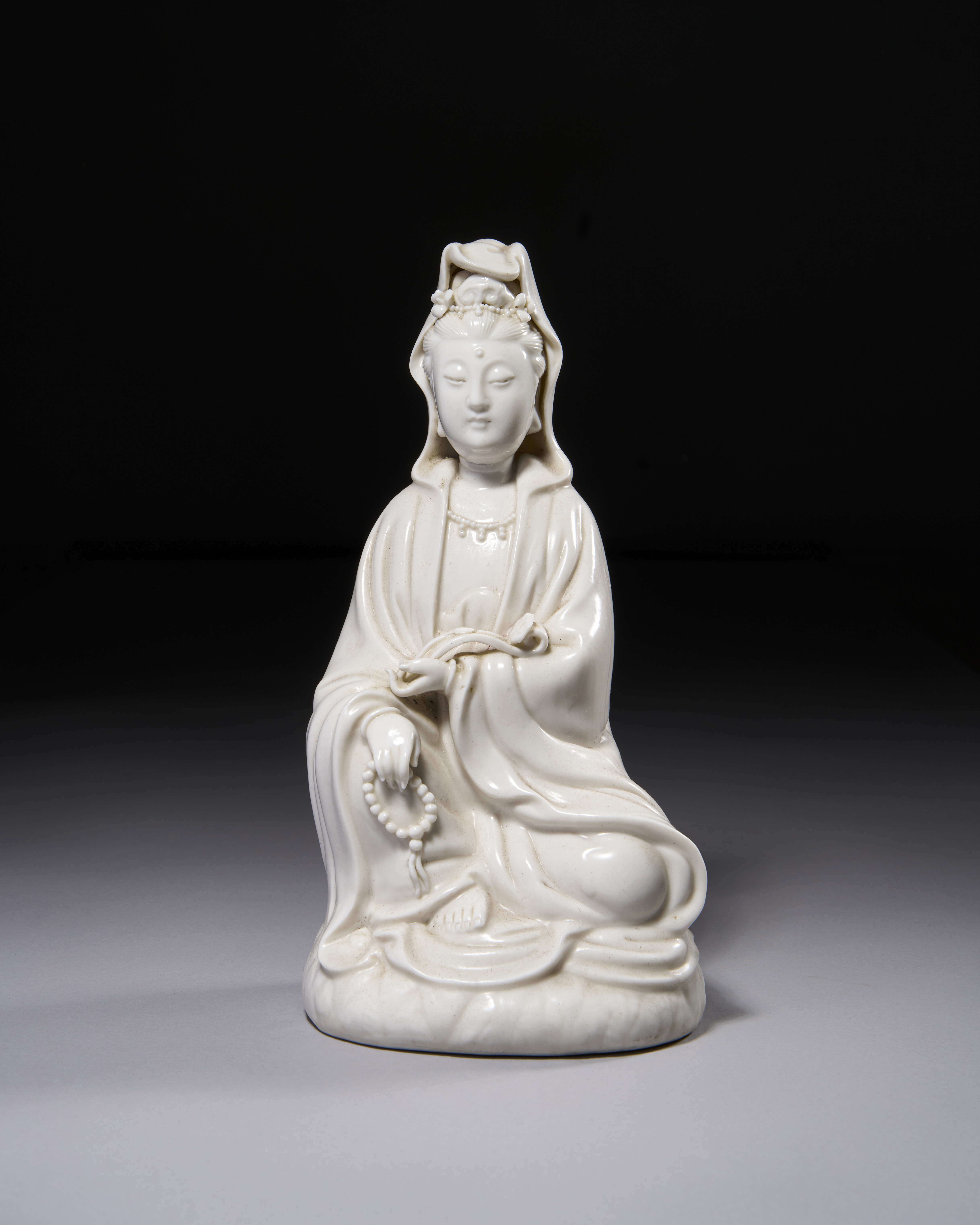 A FINE CHINESE BLANC DE CHINE BUDDHA, QING DYNASTY (1644-1911)