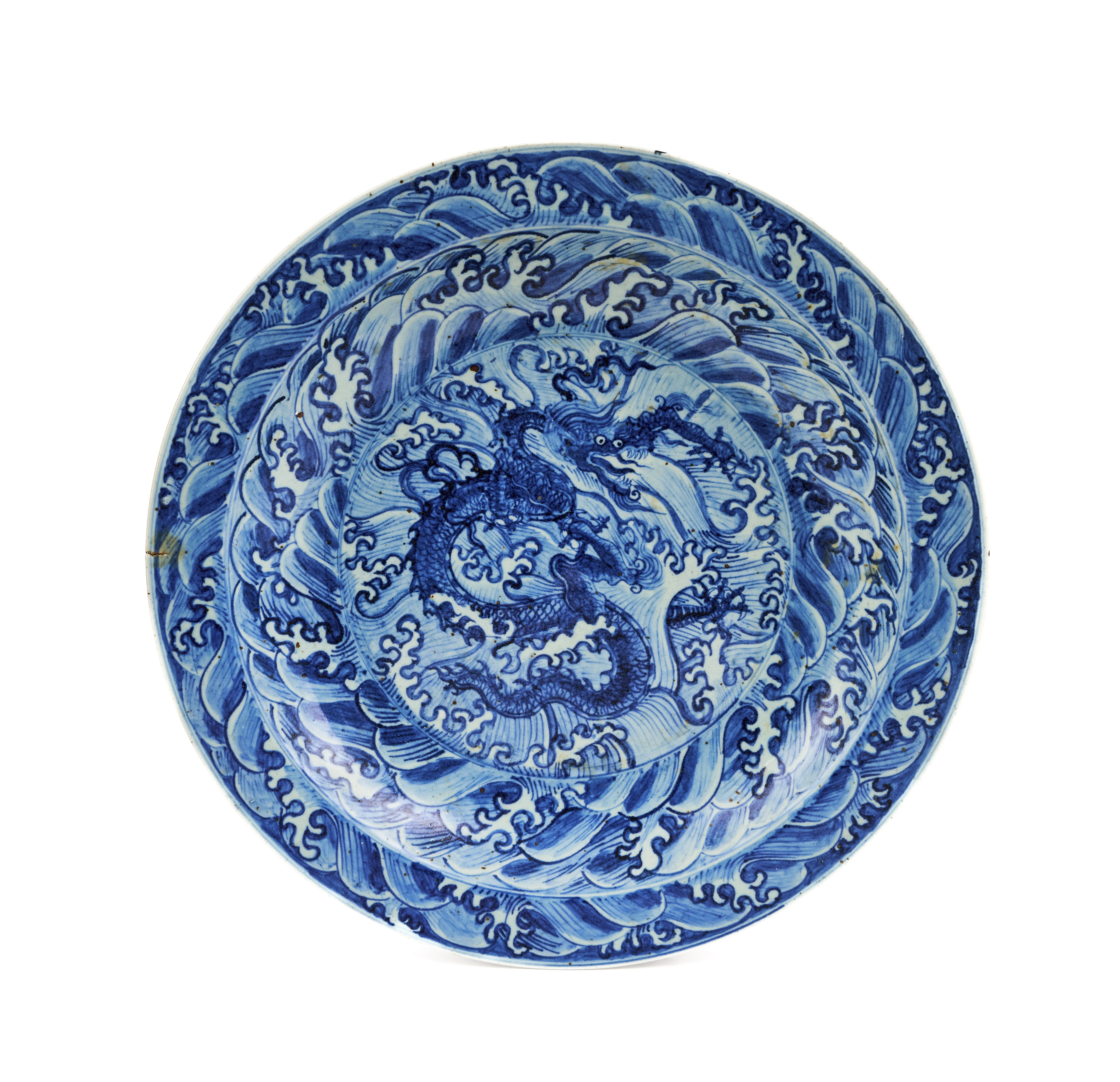 A LARGE CHINESE BLUE & WHITE CHARGER, QING DYNASTY (1644-1911)
