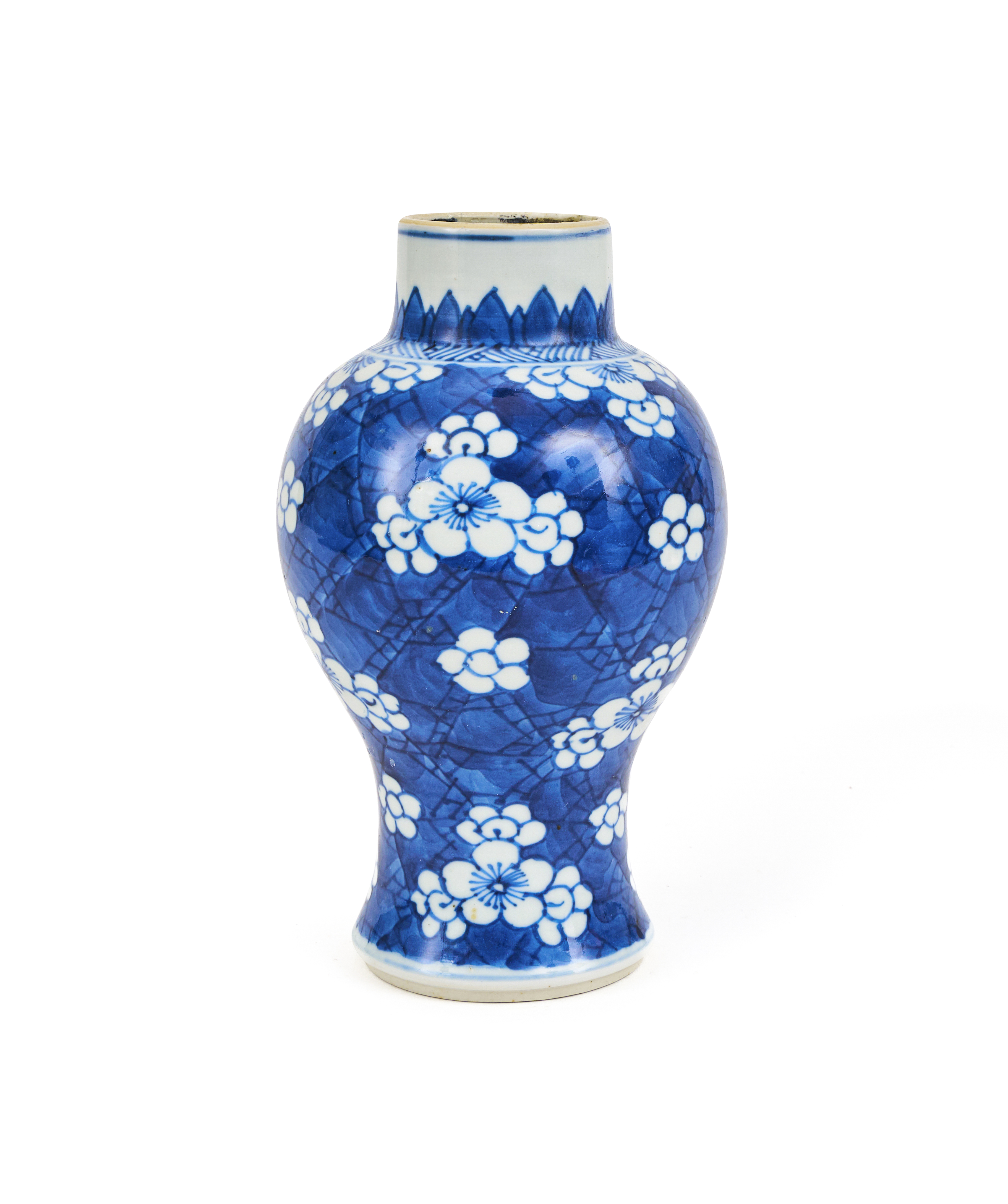 A CHINESE BLUE & WHITE VASE, KANGXI PERIOD (1662-1722)