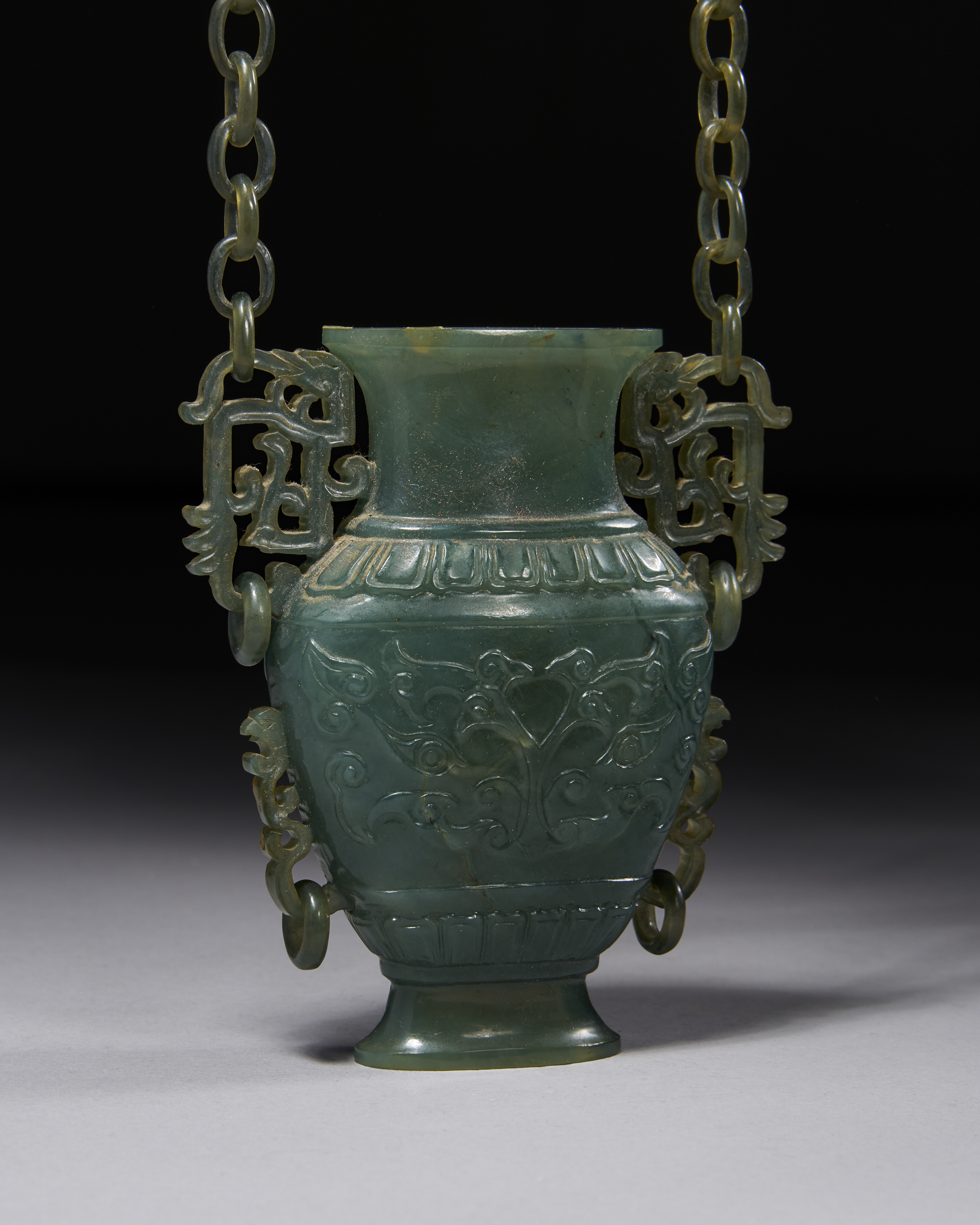 A CHINESE SPINACH GREEN JADE CHAIN VASE, 19TH CENTURY - Image 2 of 3