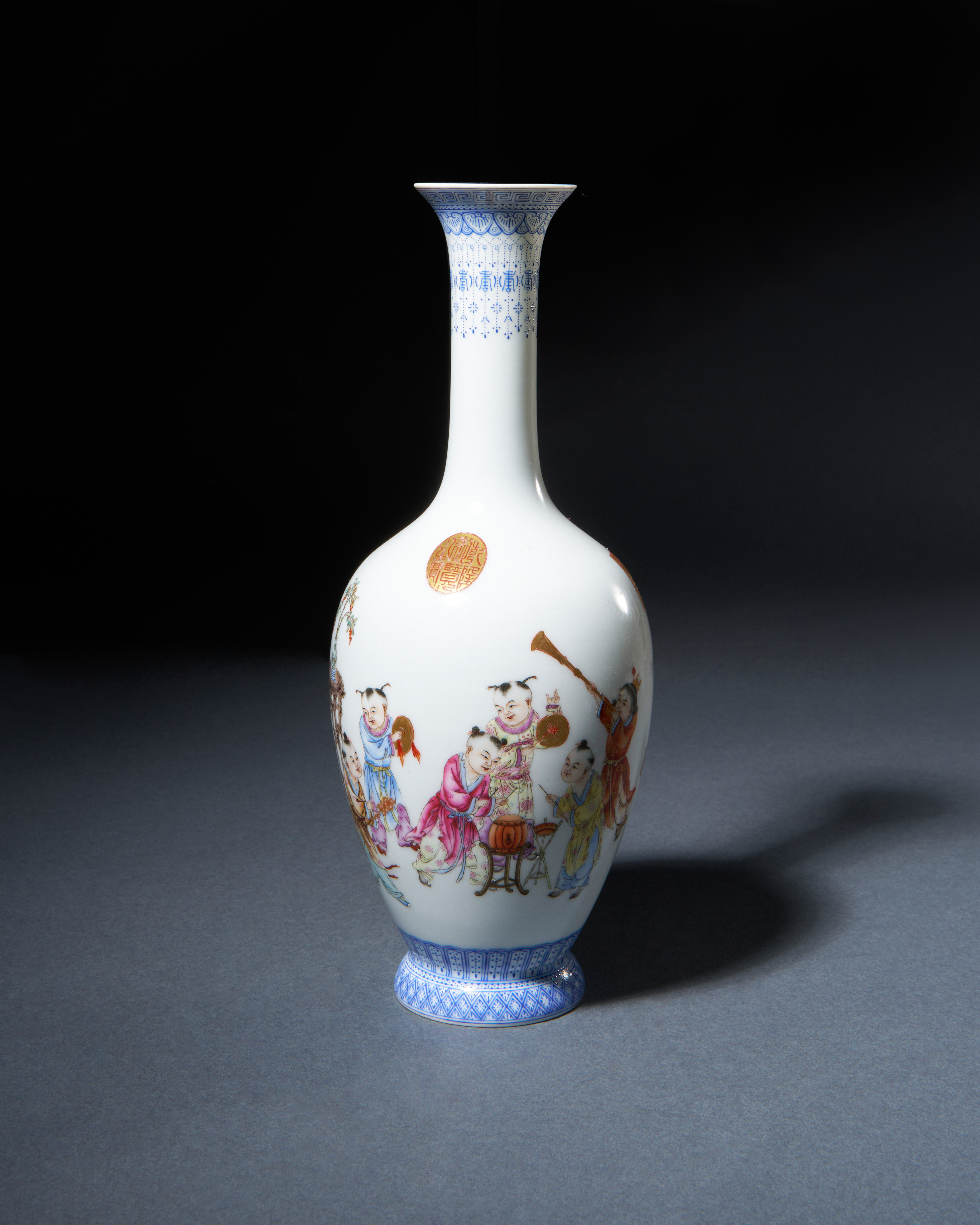 A FINE CHINESE FAMILLE ROSE VASE, QING DYNASTY OR EARLY REPUBLIC