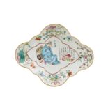 AN INSCRIBED CHINESE FAMILLE ROSE TRAY, QING DYNASTY (1644-1911)