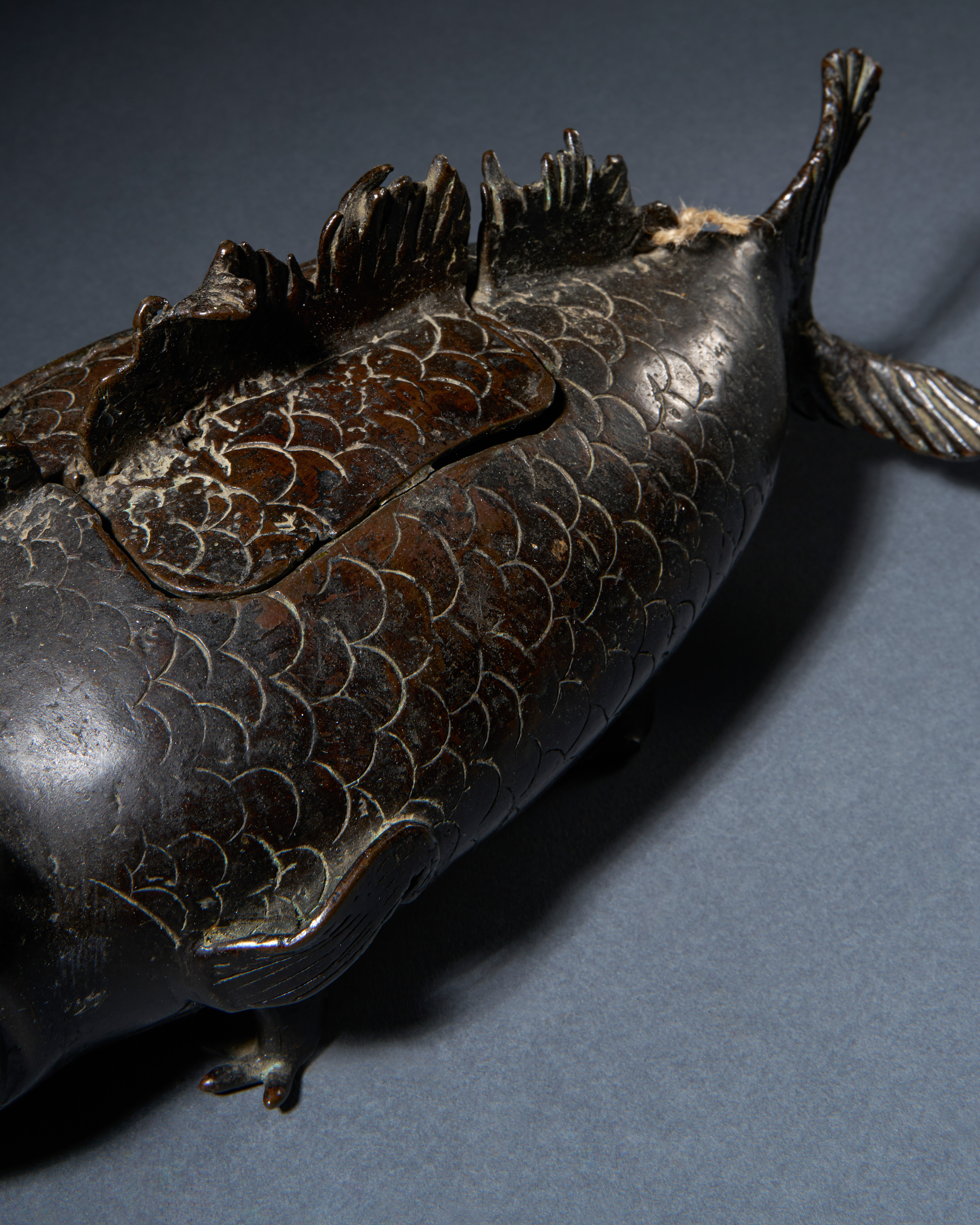 A BRONZE CENSER IN THE FORM OF A FISH, QING DYNASTY (1644-1911) - Image 6 of 6