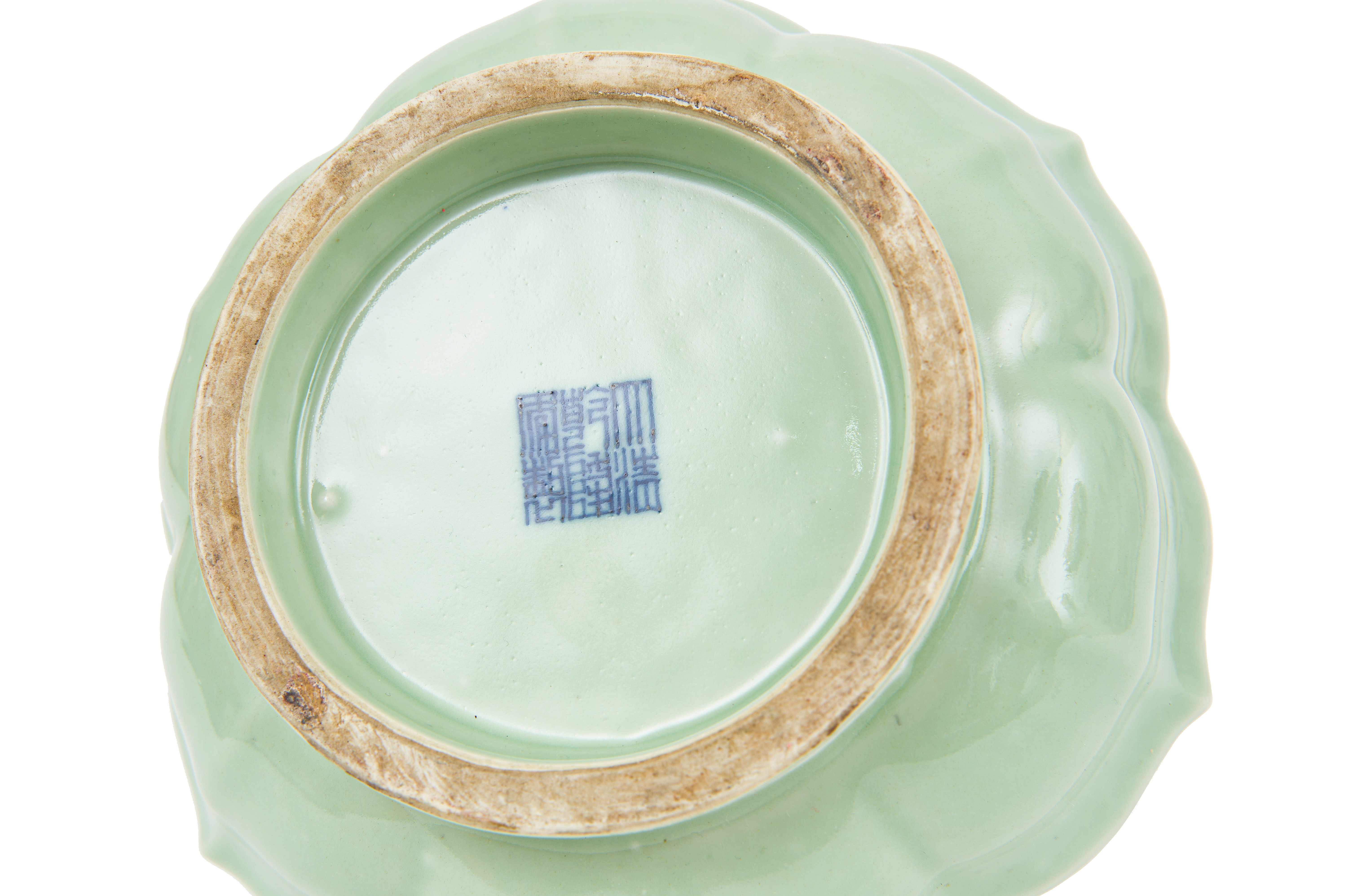 A GLAZED CELADON DISH, QING DYNASTY (1644-1911) - Image 5 of 5