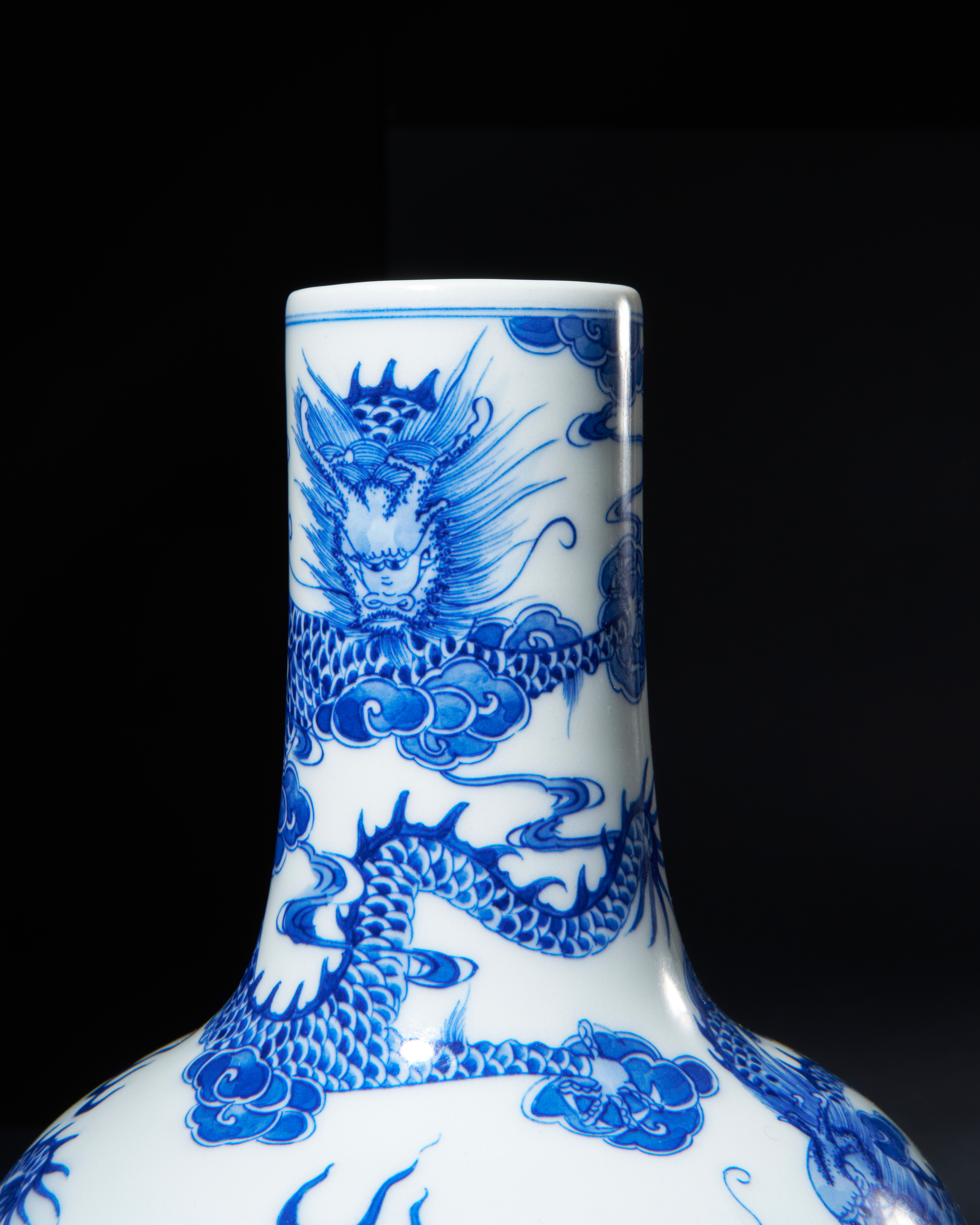 A CHINESE BLUE & WHITE BOTTLE VASE, QING DYNASTY (1644-1911) - Image 4 of 6