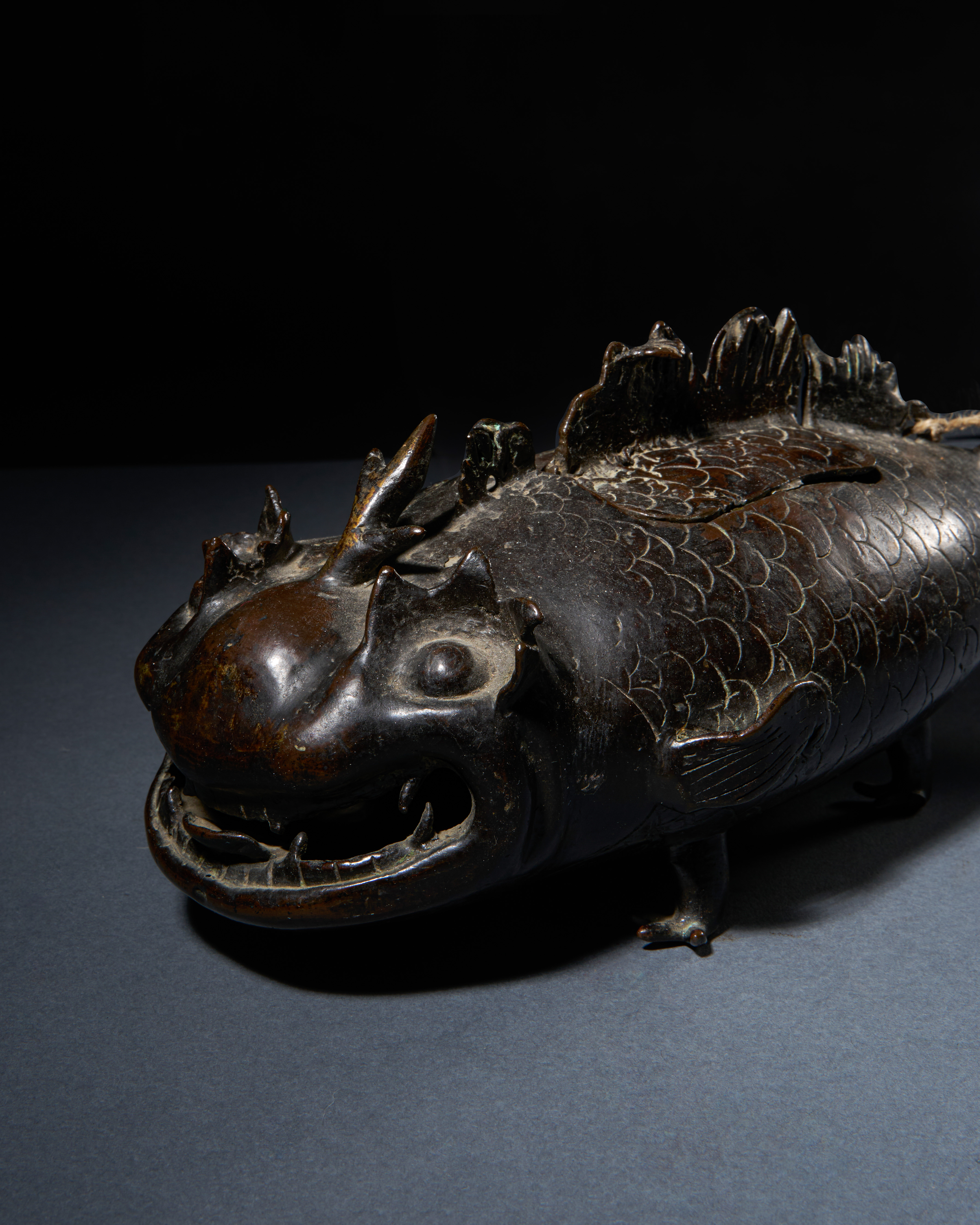 A BRONZE CENSER IN THE FORM OF A FISH, QING DYNASTY (1644-1911) - Image 4 of 6