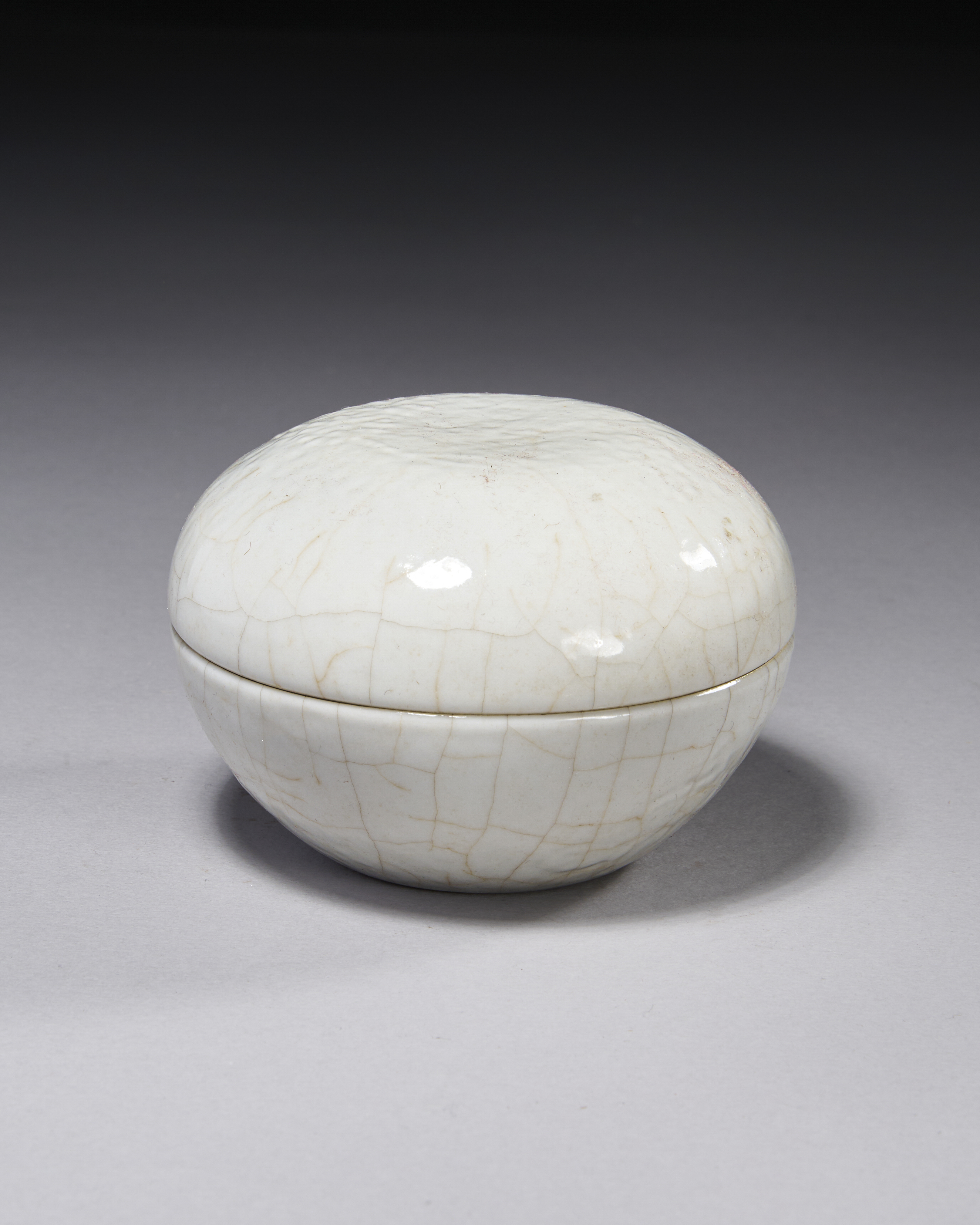 A CHINESE GE TYPE CRACKLE CIRCULAR BOX & LID, LATE MING OR EARLY QING