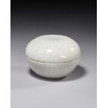 A CHINESE GE TYPE CRACKLE CIRCULAR BOX & LID, LATE MING OR EARLY QING