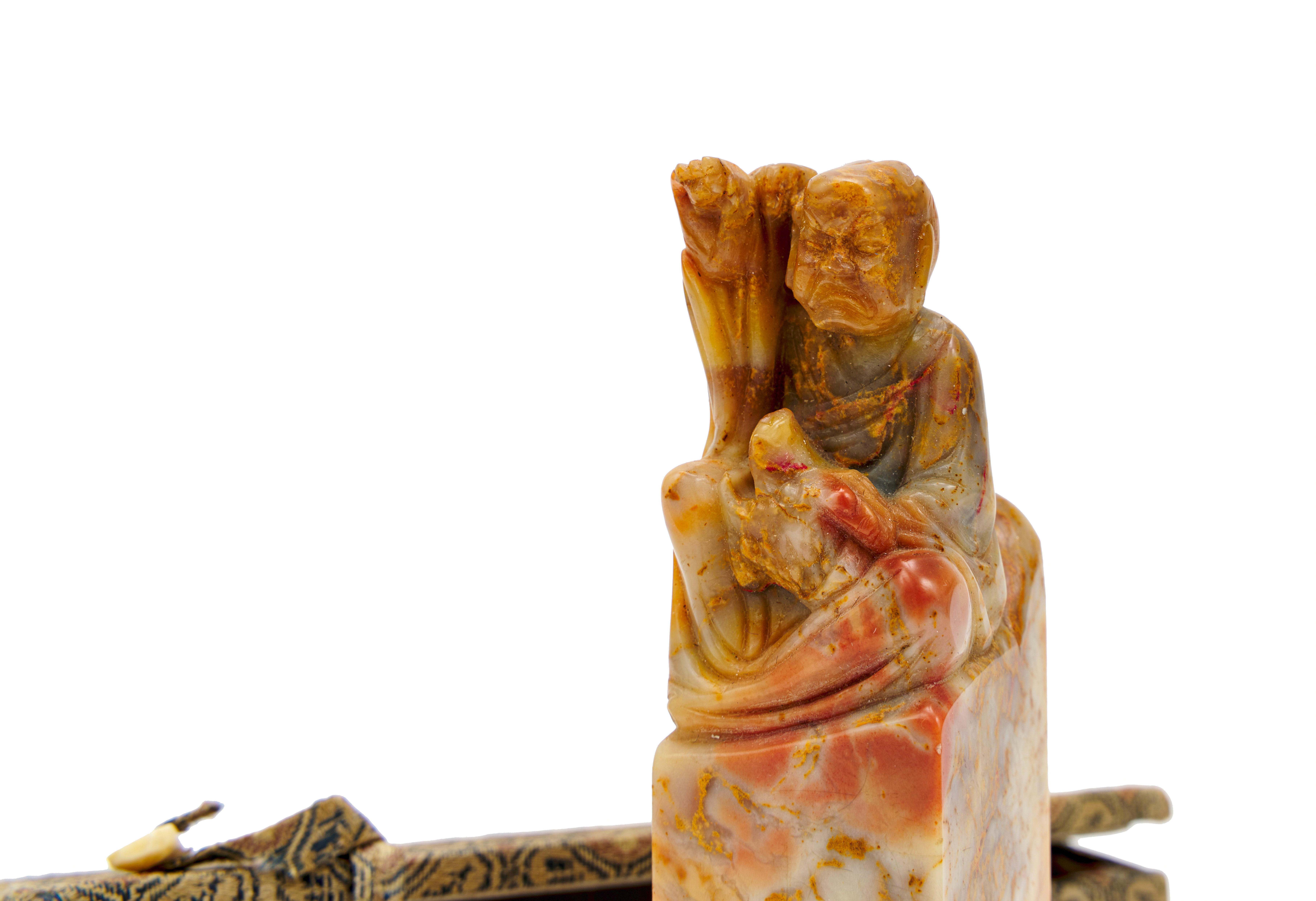 A CHINESE SOAPSTONE FIGURAL STAMP SEAL - Image 4 of 7