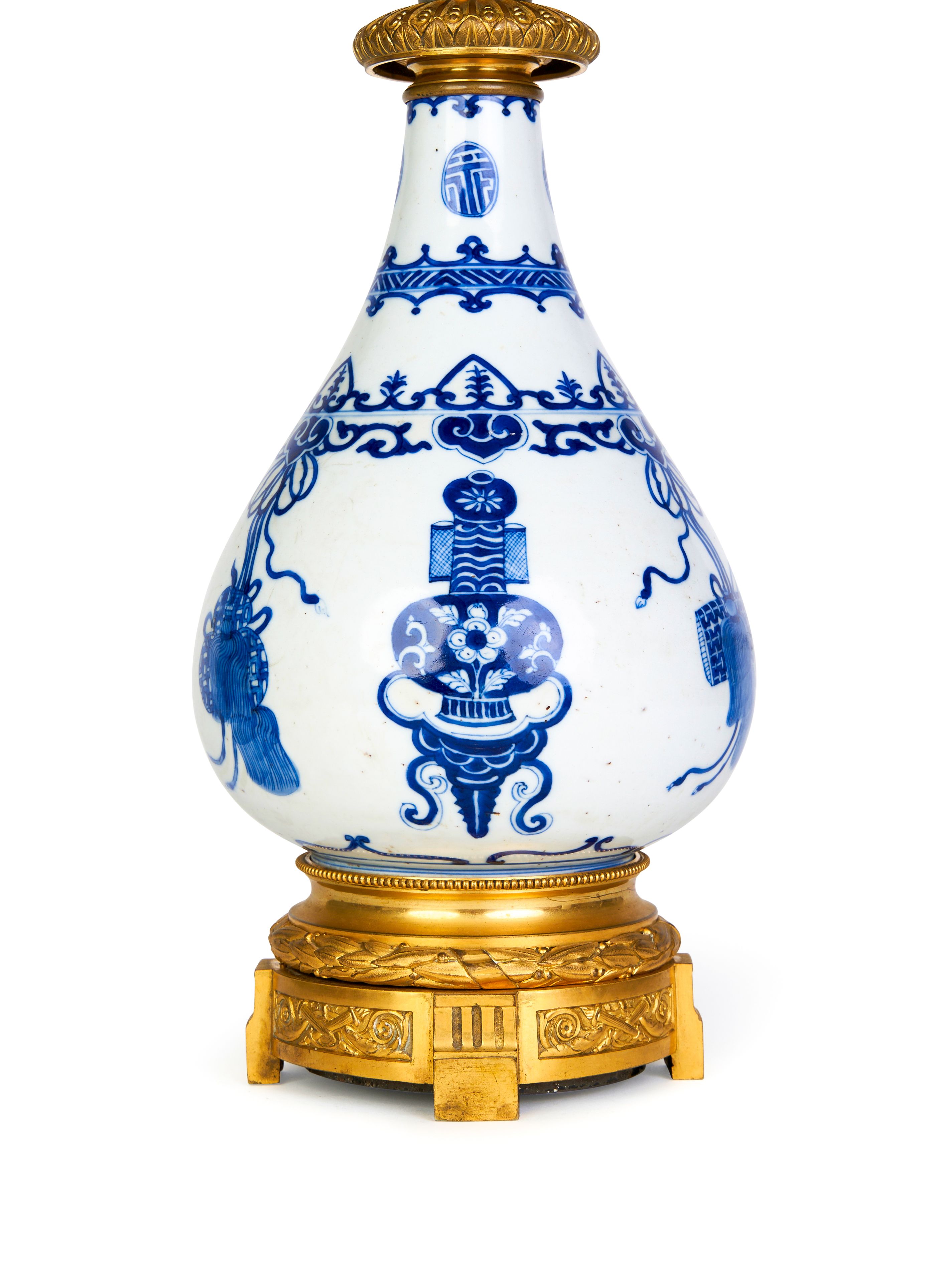 A CHINESE BLUE & WHITE VASE MOUNTED AS A LAMP, KANGXI PERIOD (1662-1722) - Image 2 of 3