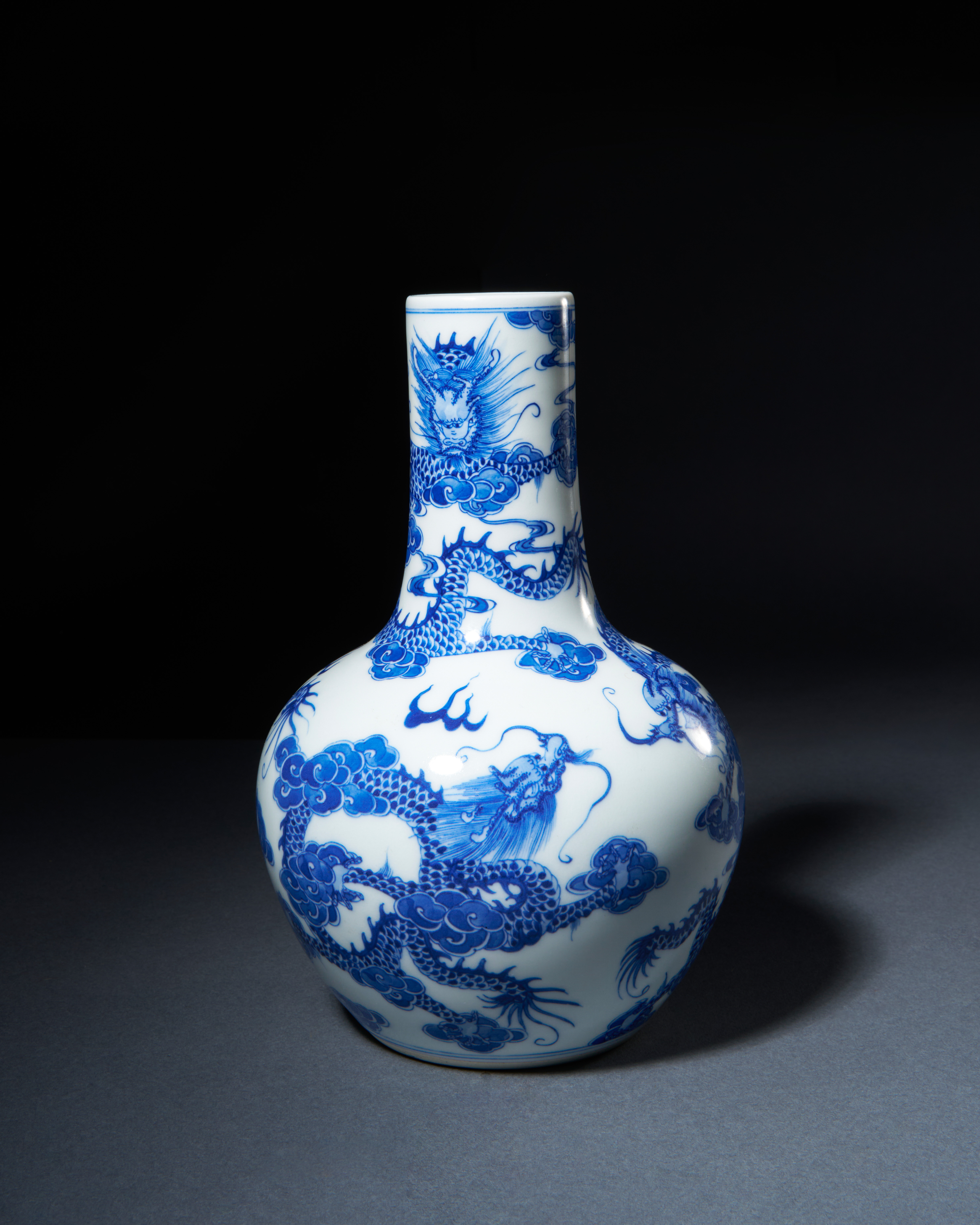 A CHINESE BLUE & WHITE BOTTLE VASE, QING DYNASTY (1644-1911) - Image 2 of 6
