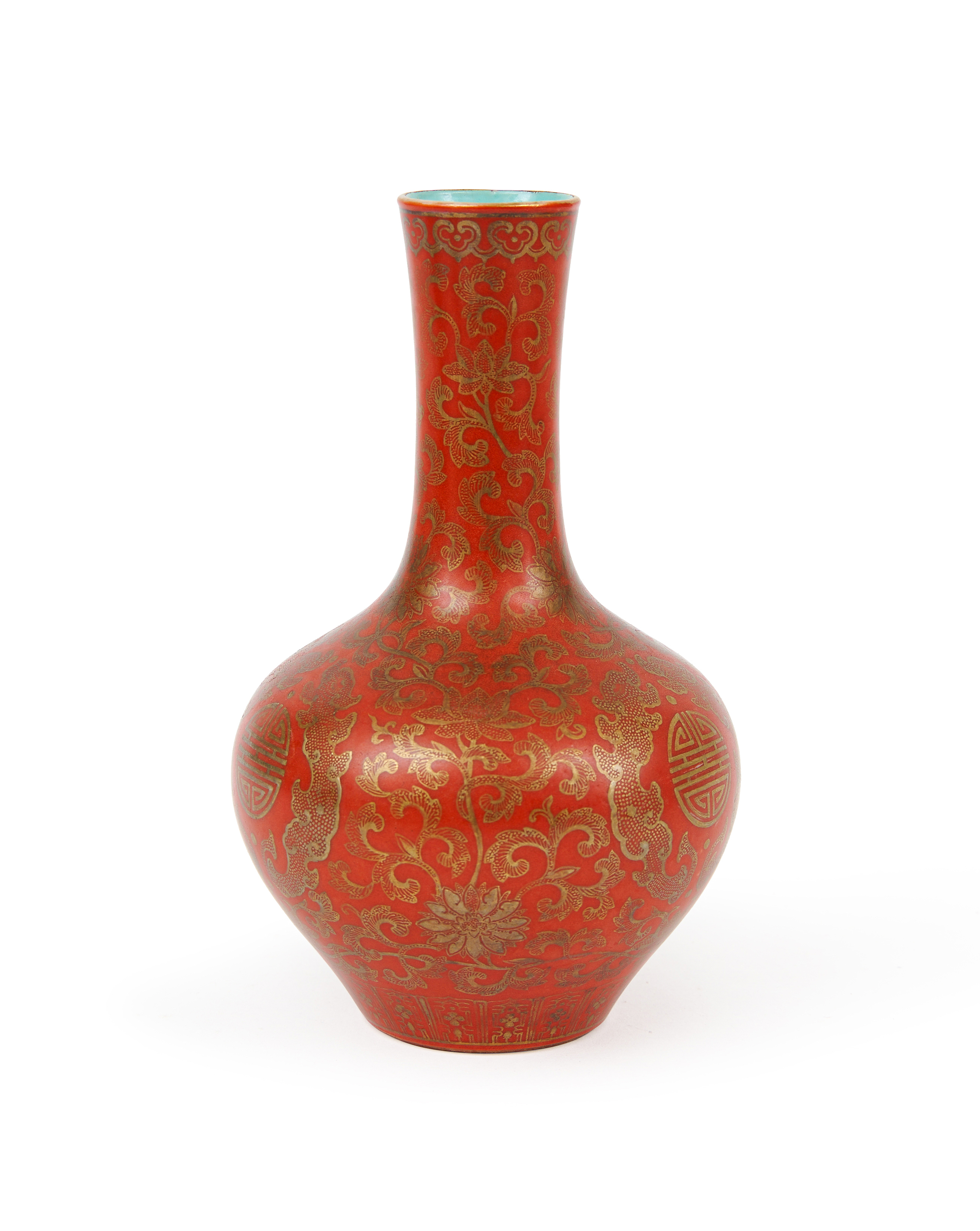 A GILT-DECORATED CORAL-GROUND BOTTLE VASE, QING DYNASTY (1644-1911) - Image 2 of 5