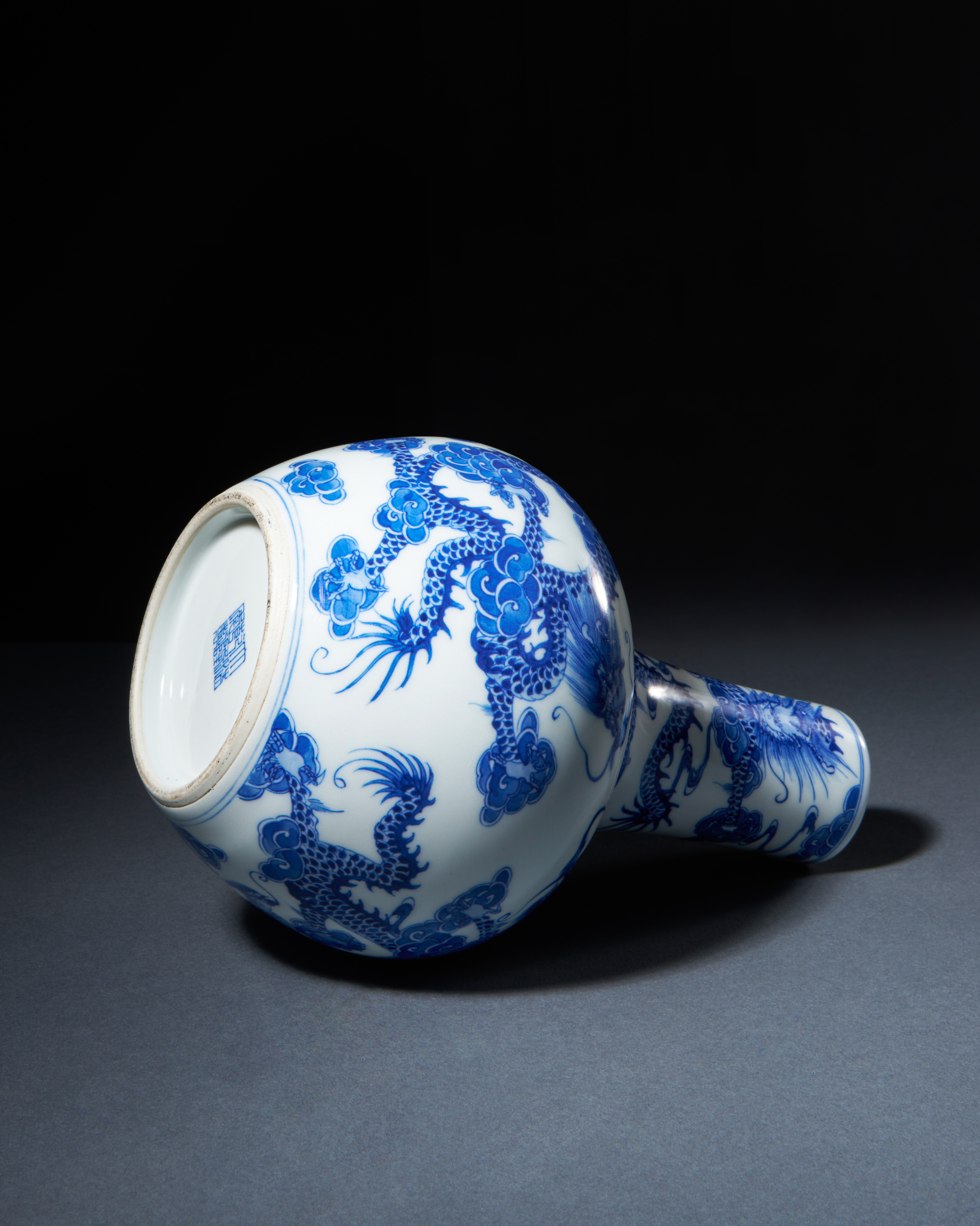A CHINESE BLUE & WHITE BOTTLE VASE, QING DYNASTY (1644-1911) - Image 5 of 6
