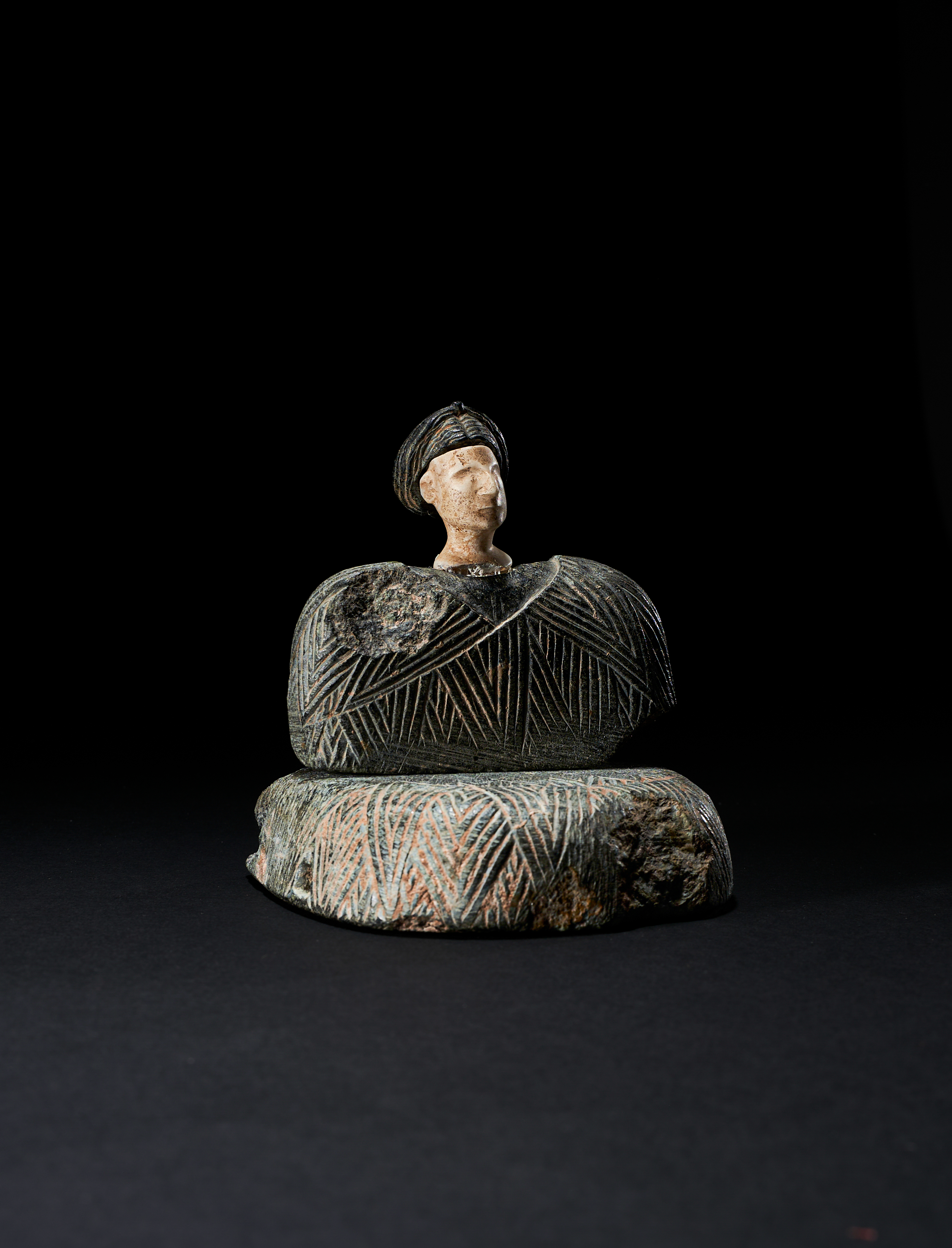 A BACTRIAN CHLORITE AND LIMESTONE SEATED FEMALE FIGURE CIRCA LATE 3RD-EARLY 2ND MILLENNIUM B.C. - Image 2 of 3