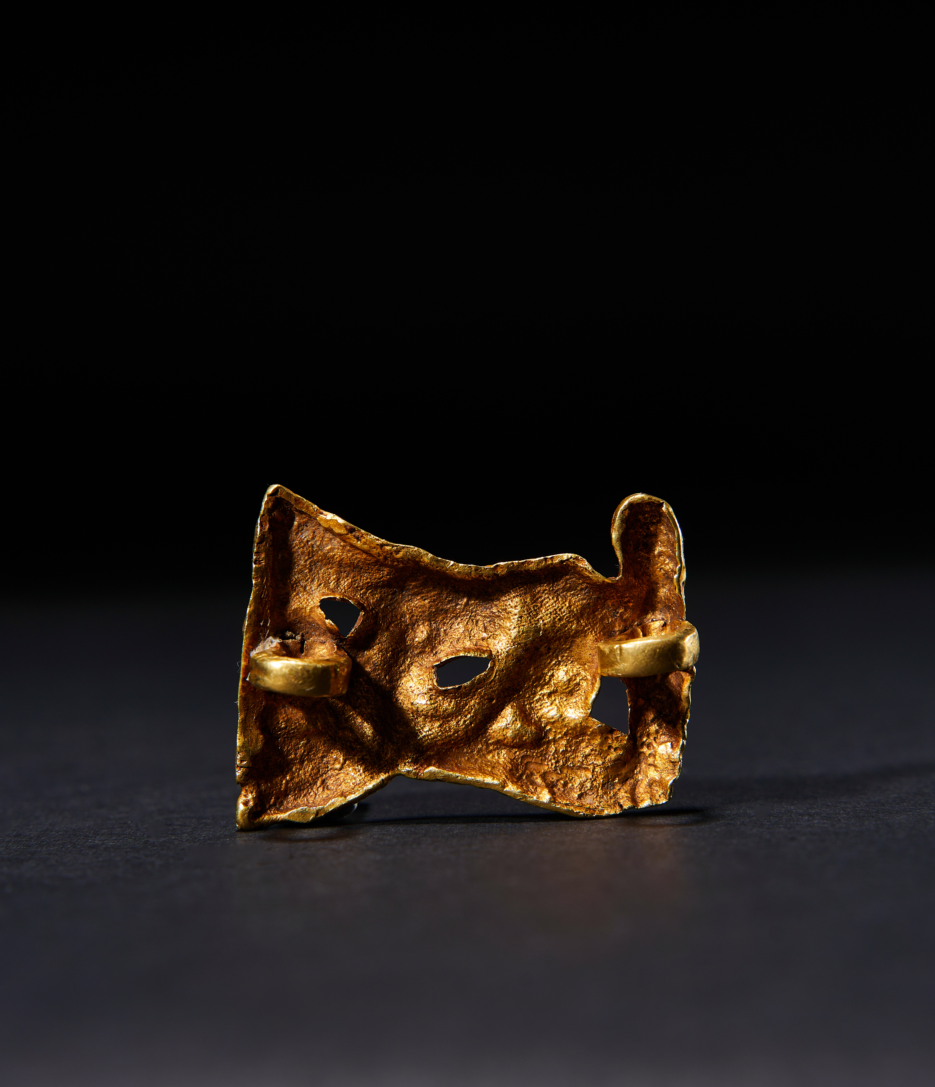 A HIGHLY RARE SCYTHIAN GOLD ATTACHMENT IN THE FORM OF A LION CIRCA 6TH-5TH CENTURY B.C. - Image 2 of 2