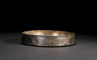 AN IMPORTANT LATE SASANIAN OR EARLY ISLAMIC KUFIC INSCRIBED SILVER BOWL, CIRCA 6TH CENTURY