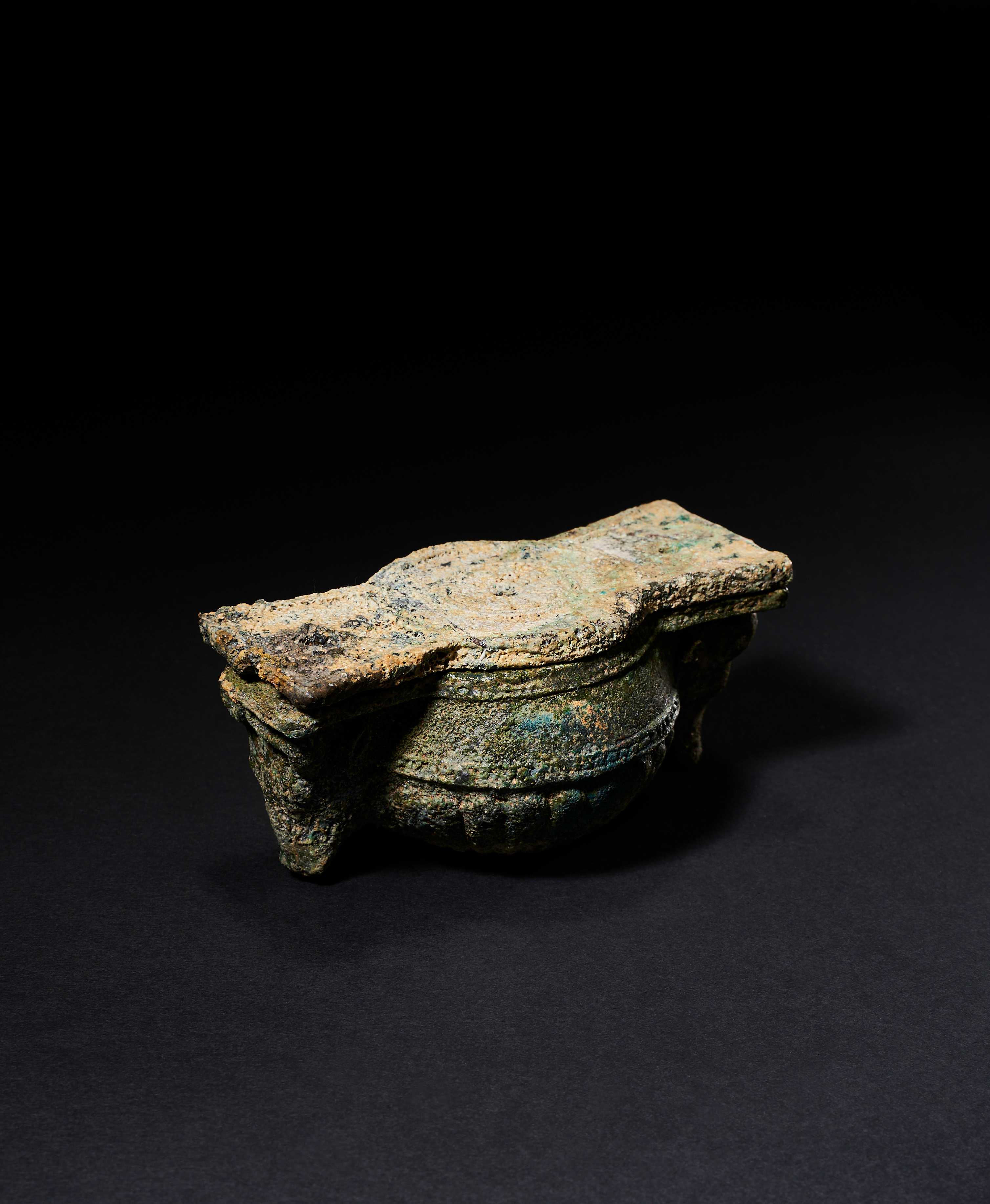 A HIGHLY RARE PASTE GLASS ZIWIYE BULL HEAD LIDDED BOX, CIRCA 7TH CENTURY B.C. - Image 2 of 5