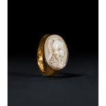 A GOLD ROMAN CAMEO RING OF MINERVA, CIRCA 1ST CENTURY B.C.-1ST CENTURY A.D.