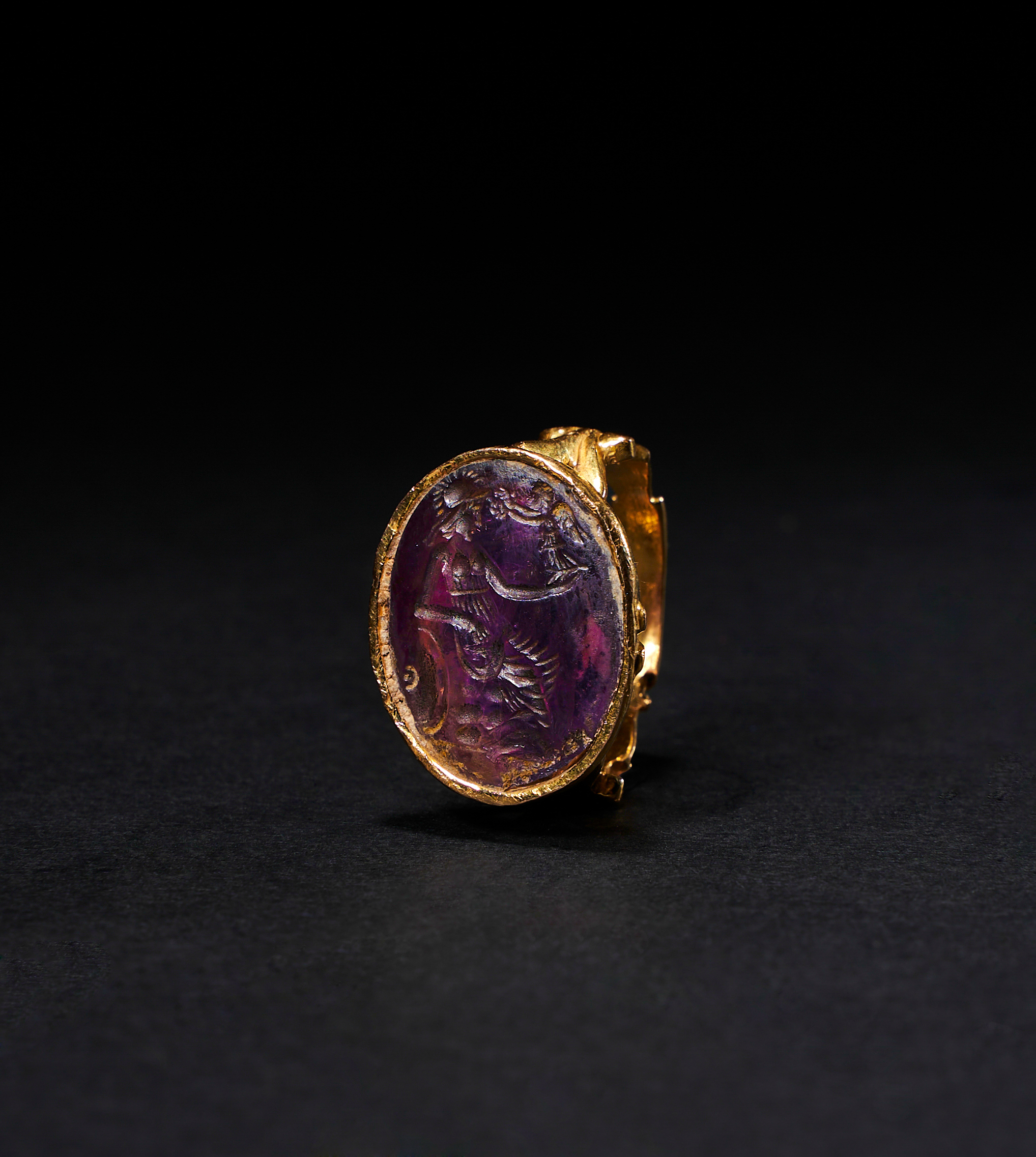 A ROMAN AMETHYST RINGSTONE CIRCA 1ST CENTURY B.C. - Image 2 of 4