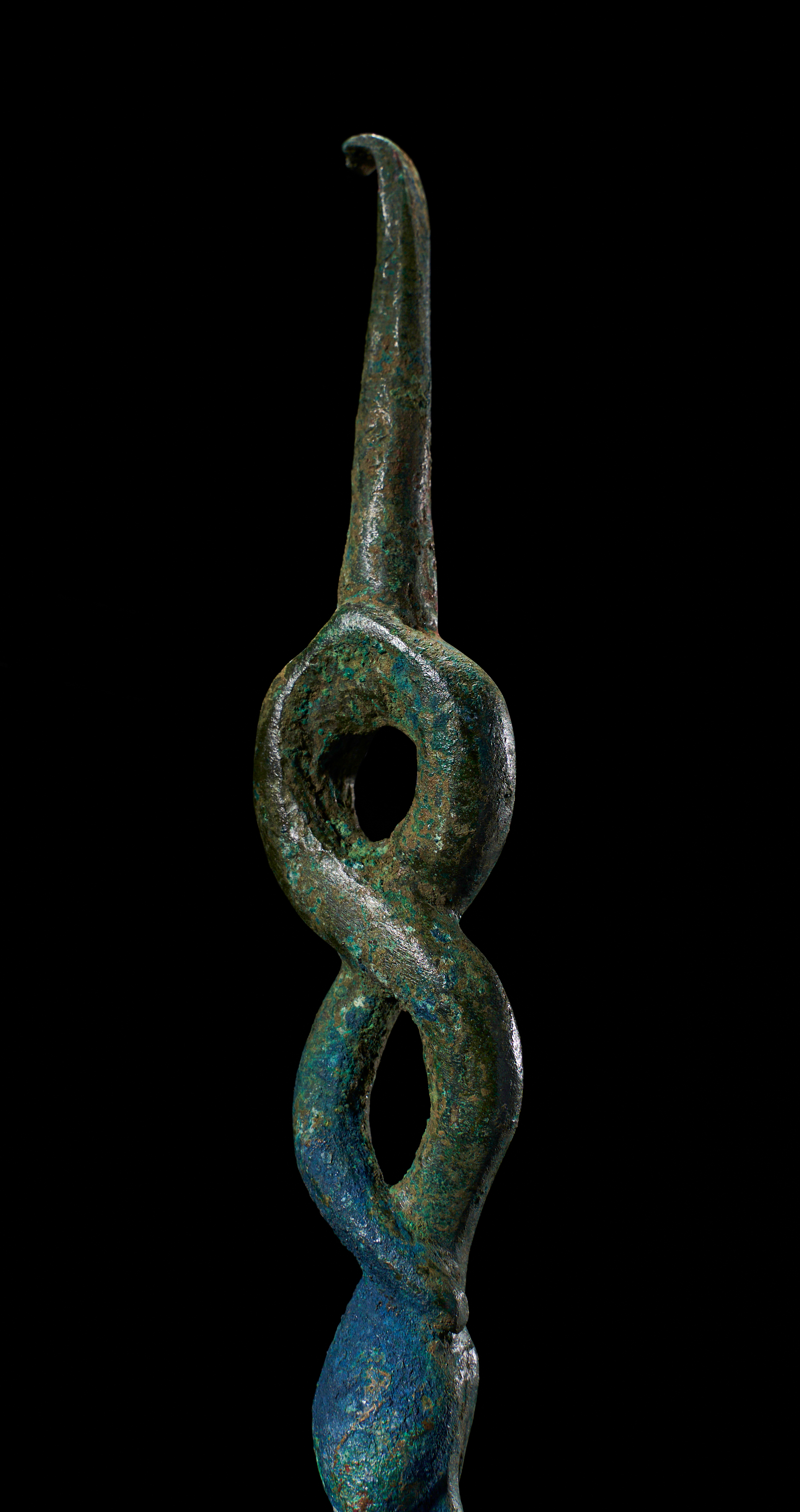 A LARGE TWISTED LURISTAN BRONZE SPEAR HEAD ATTACHMENT, CIRCA CIRCA 1200-900 B.C. - Image 2 of 3