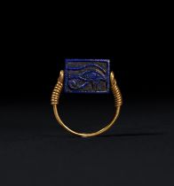 AN EGYPTIAN GOLD AND LAPIS LAZULI FINGER RING, NEW KINGDOM, DYNASTY XVIII, 1550-1307 B.C.