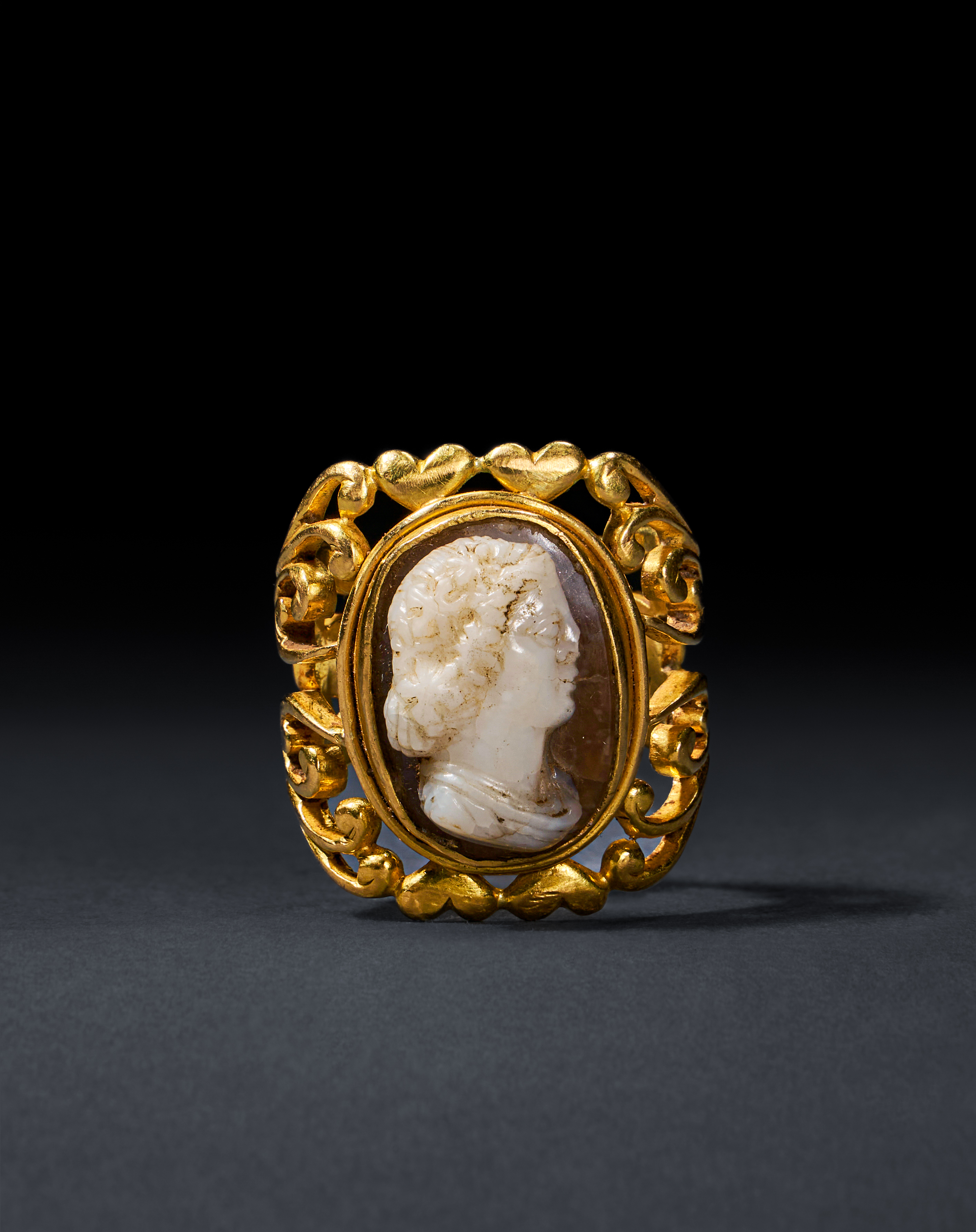 A GOLD ROMAN CAMEO RING OF A GODDESS, CIRCA 1ST CENTURY B.C.-1ST CENTURY A.D.