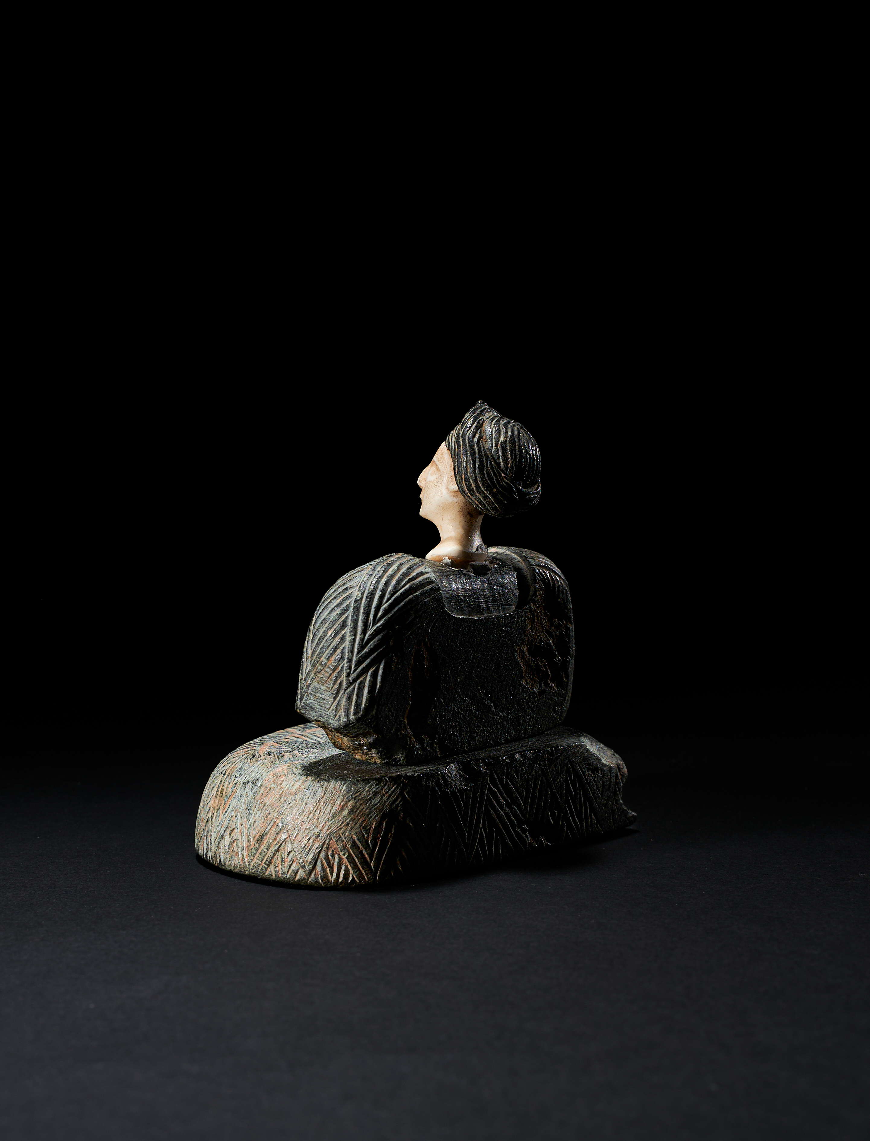 A BACTRIAN CHLORITE AND LIMESTONE SEATED FEMALE FIGURE CIRCA LATE 3RD-EARLY 2ND MILLENNIUM B.C. - Image 3 of 3