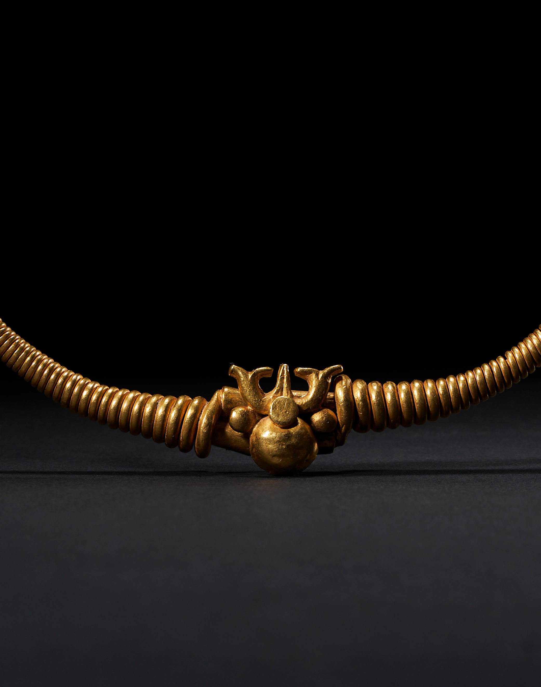 A HIGHLY RARE OXUS/KUSHAN GOLD TORC (NECKLACE), CIRCA 2ND/3RD CENTURY - Image 2 of 3