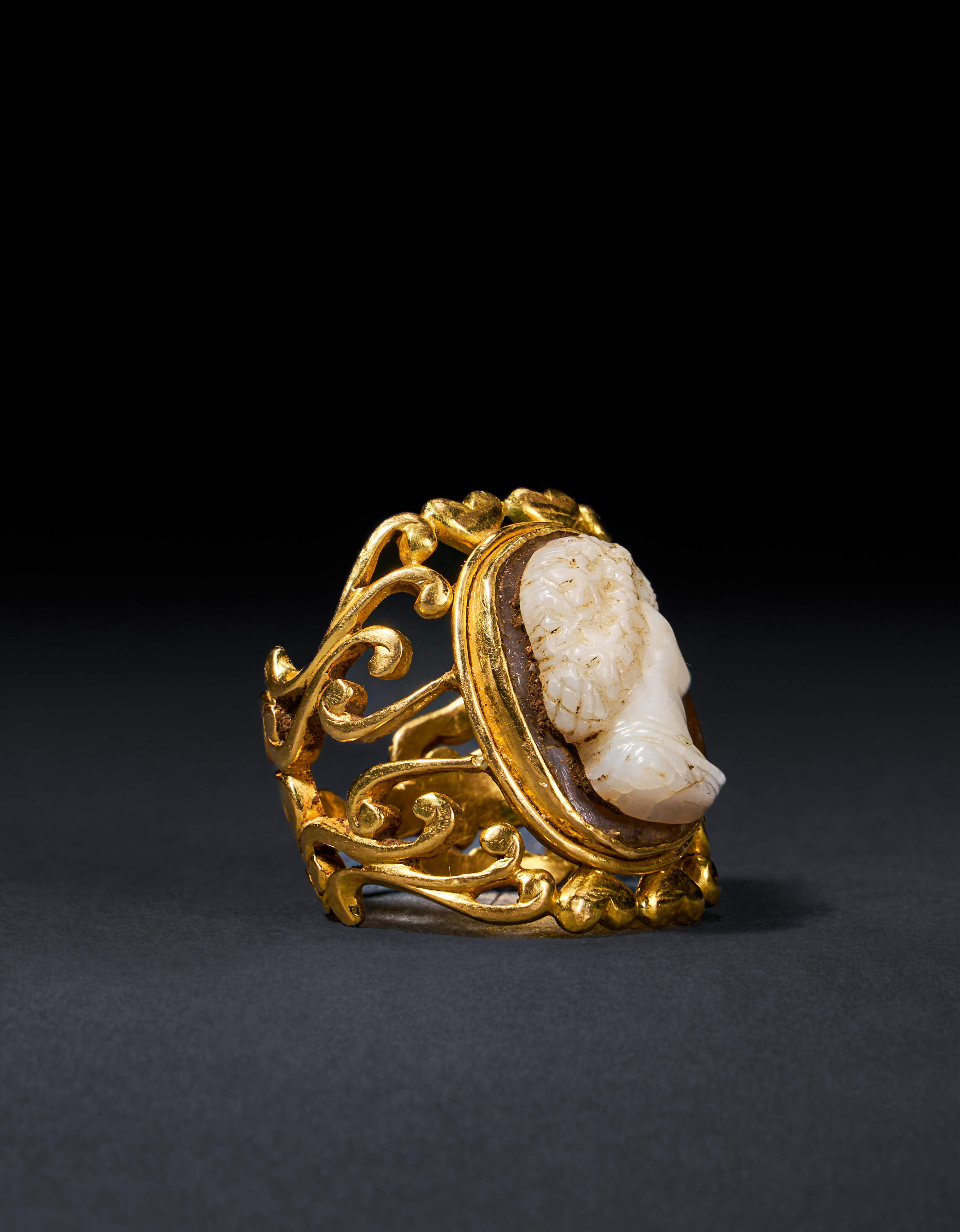 A GOLD ROMAN CAMEO RING OF A GODDESS, CIRCA 1ST CENTURY B.C.-1ST CENTURY A.D. - Image 2 of 3