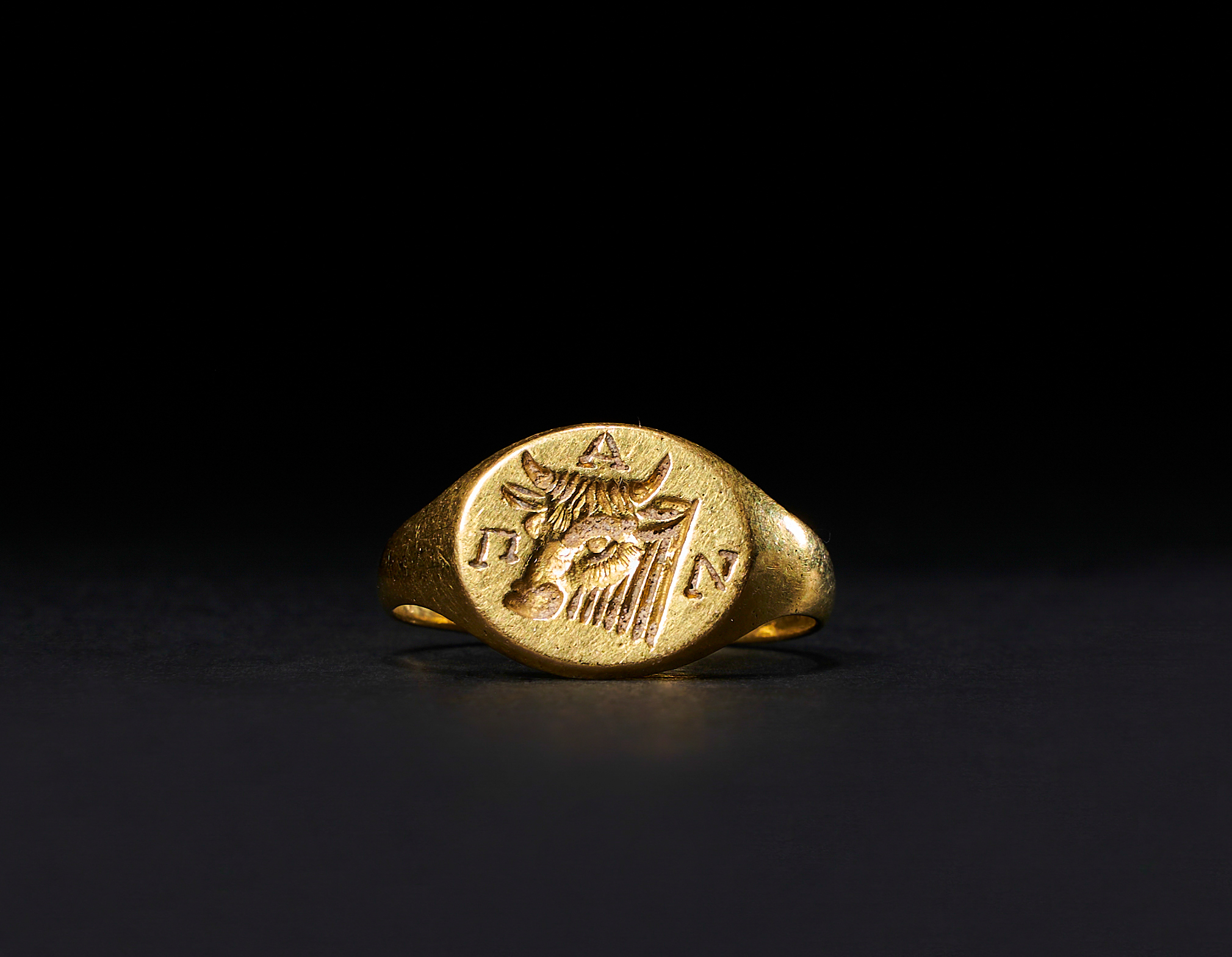A GREEK INSCRIBED GOLD BULL RING, CIRCA 3RD CENTURY A.D.