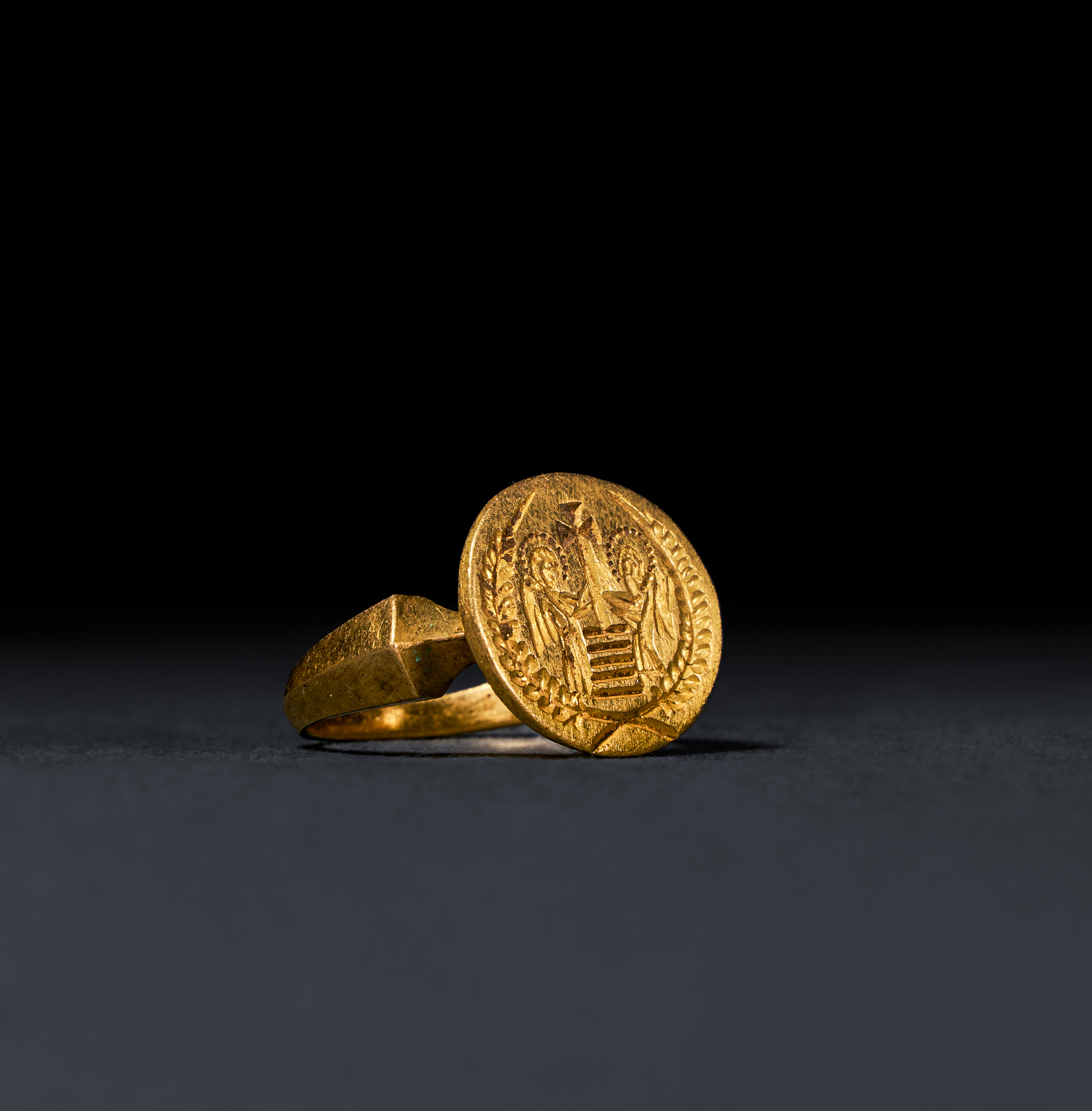 A BYZANTINE GOLD MARRIAGE FINGER RING CIRCA 6TH-7TH CENTURY A.D. - Image 2 of 2