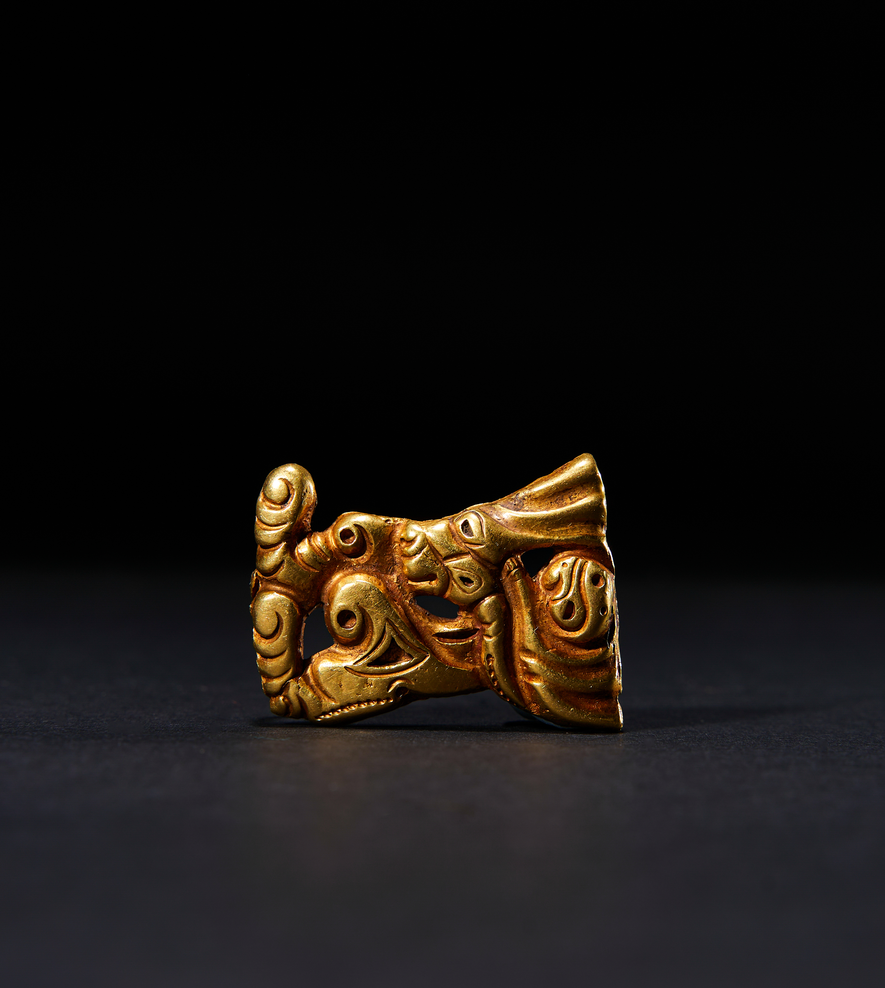 A HIGHLY RARE SCYTHIAN GOLD ATTACHMENT IN THE FORM OF A LION CIRCA 6TH-5TH CENTURY B.C.