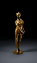 A GRAND TOUR BRONZE FIGURINE OF A STANDING NUDE WOMAN