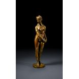 A GRAND TOUR BRONZE FIGURINE OF A STANDING NUDE WOMAN