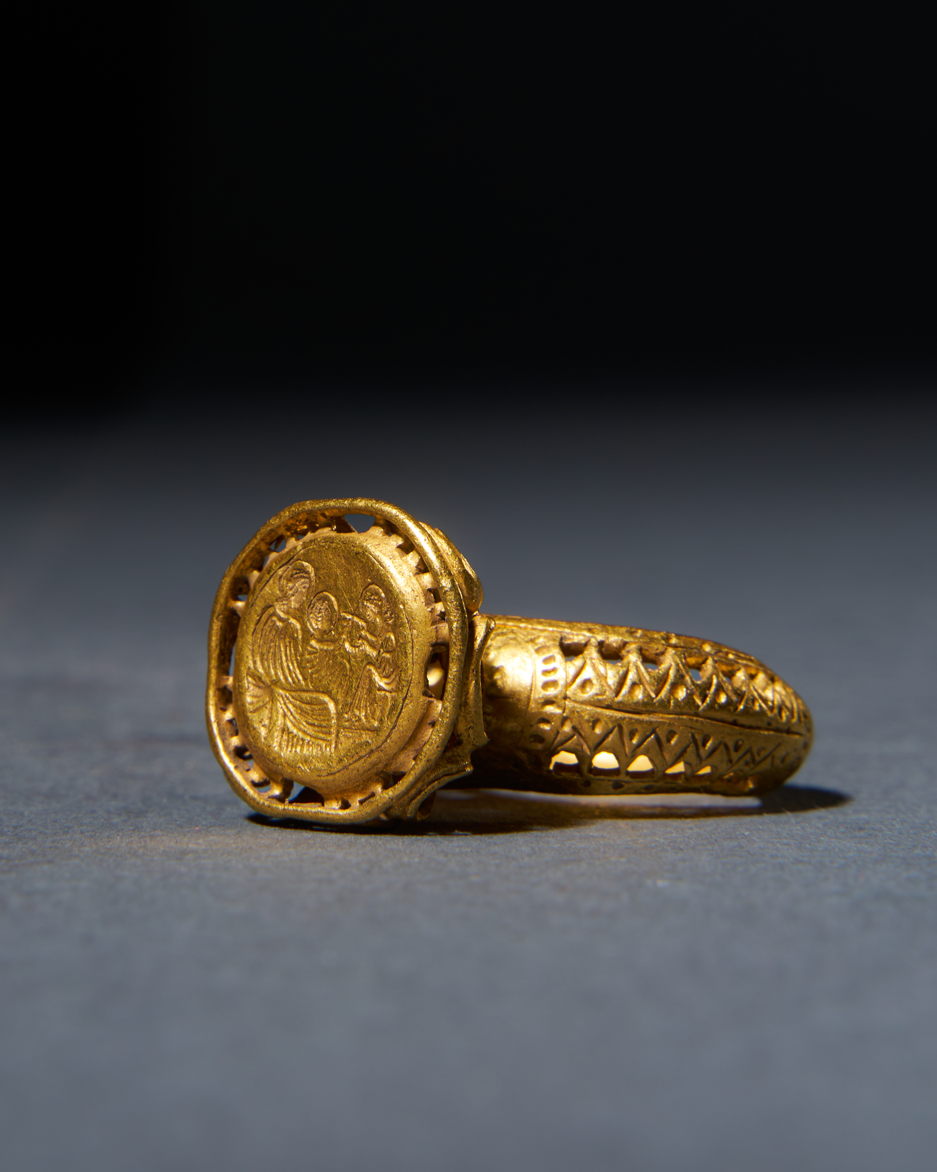 A GOLD BYZANTINE RING DEPICTING THE NAVITIY SCENE OF THE BIRTH OF CHRIST, CIRCA 5TH-7TH CENTURY - Image 2 of 3