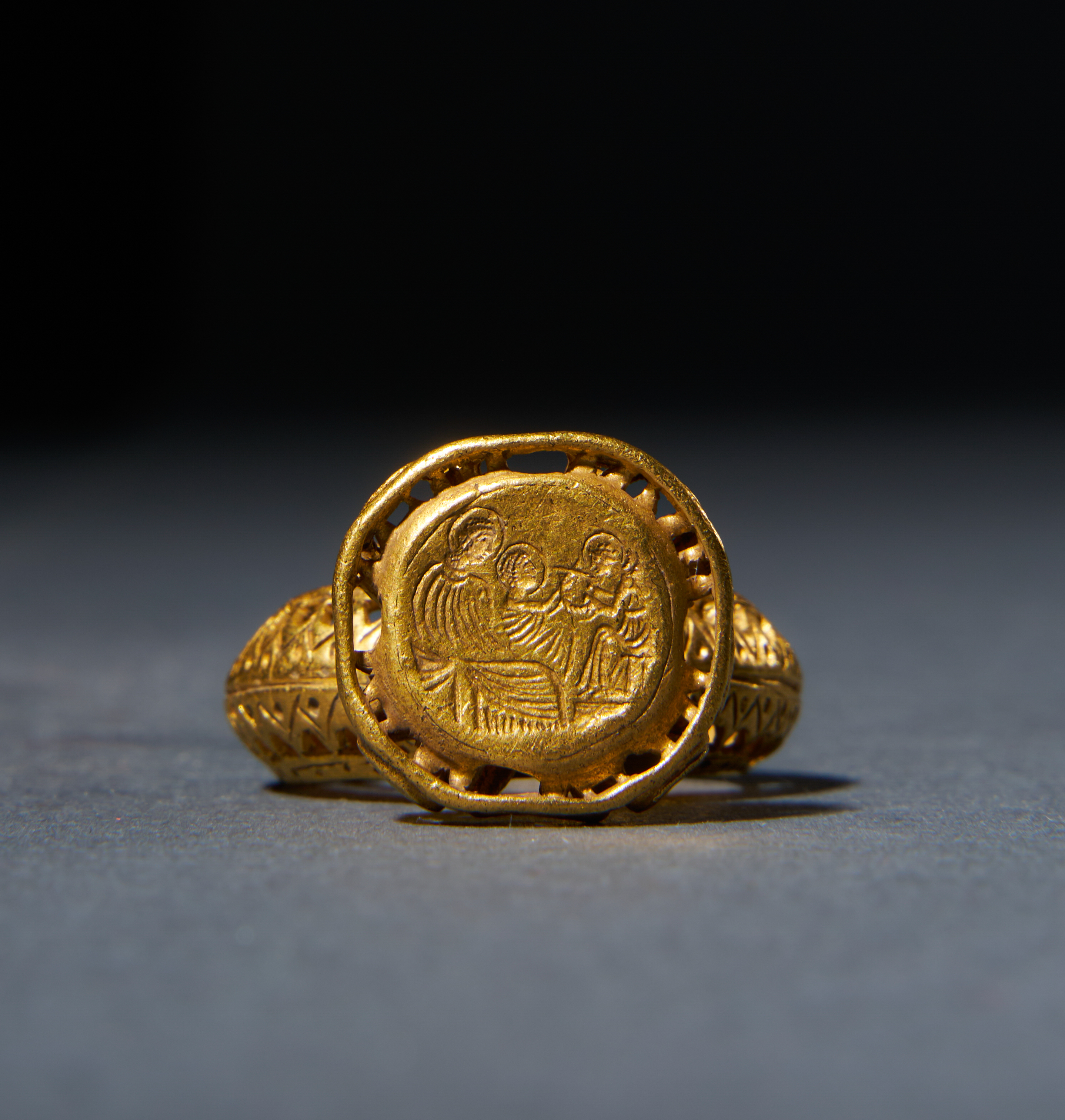 A GOLD BYZANTINE RING DEPICTING THE NAVITIY SCENE OF THE BIRTH OF CHRIST, CIRCA 5TH-7TH CENTURY