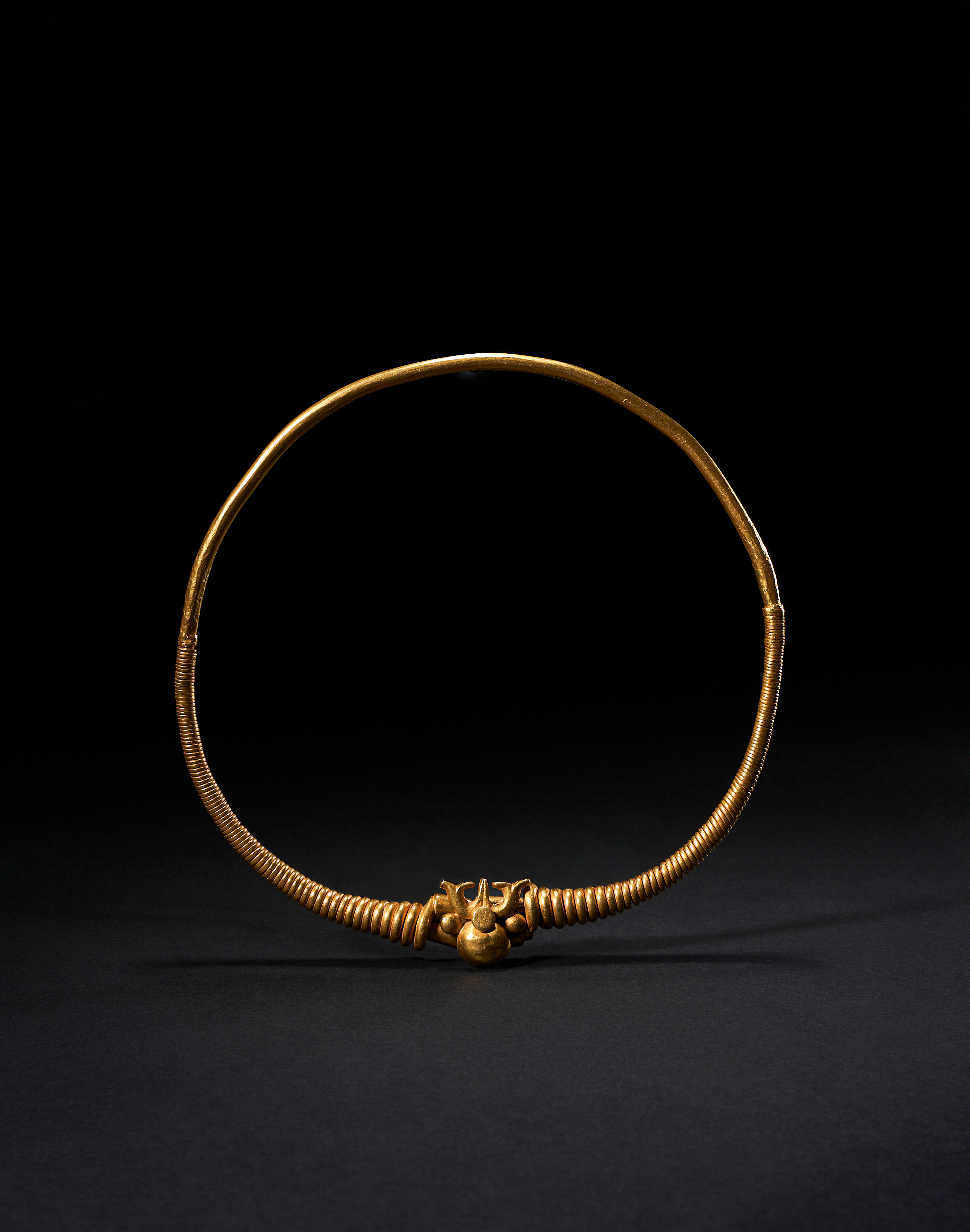 A HIGHLY RARE OXUS/KUSHAN GOLD TORC (NECKLACE), CIRCA 2ND/3RD CENTURY